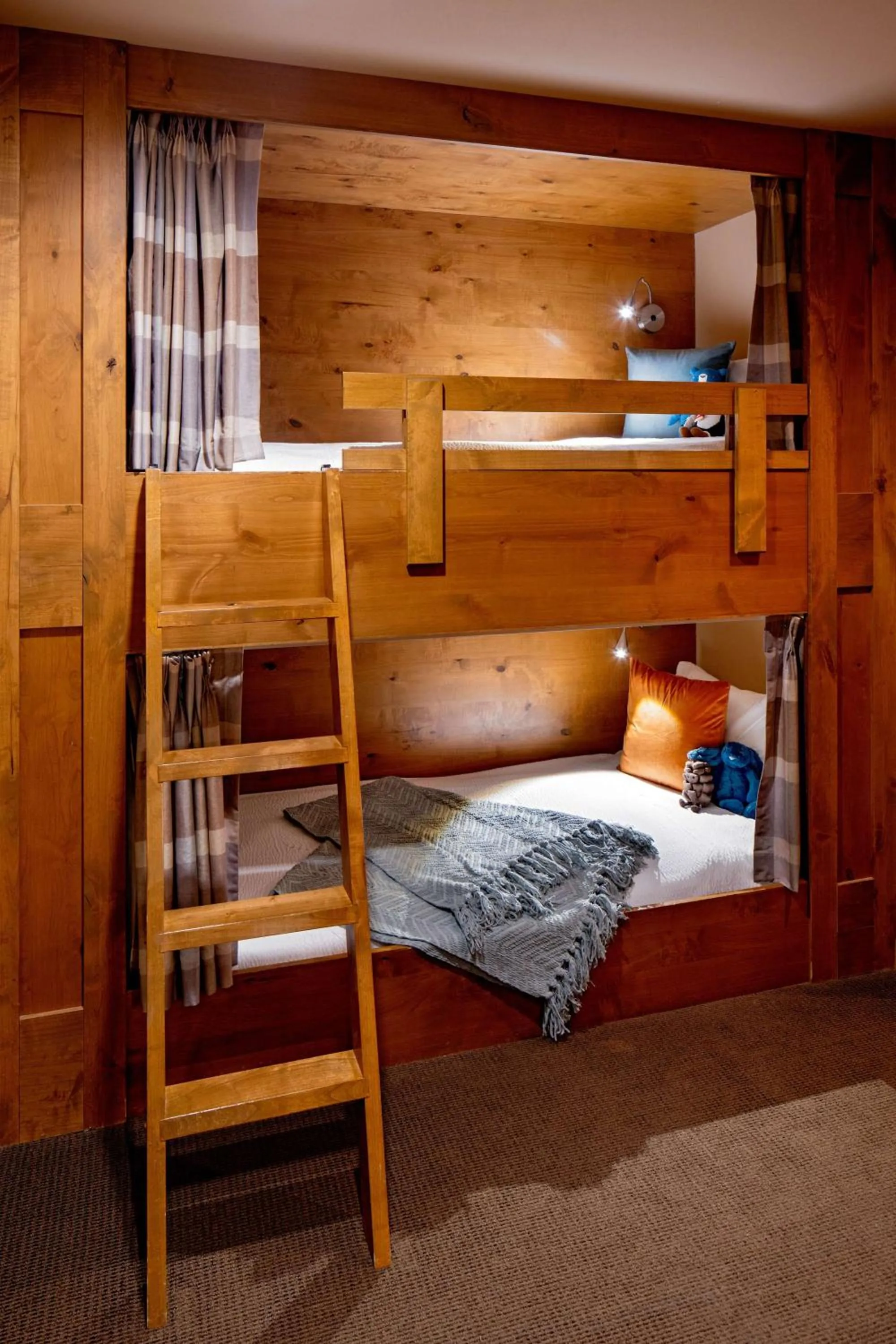 Photo of the whole room, Bed in Suncadia Resort