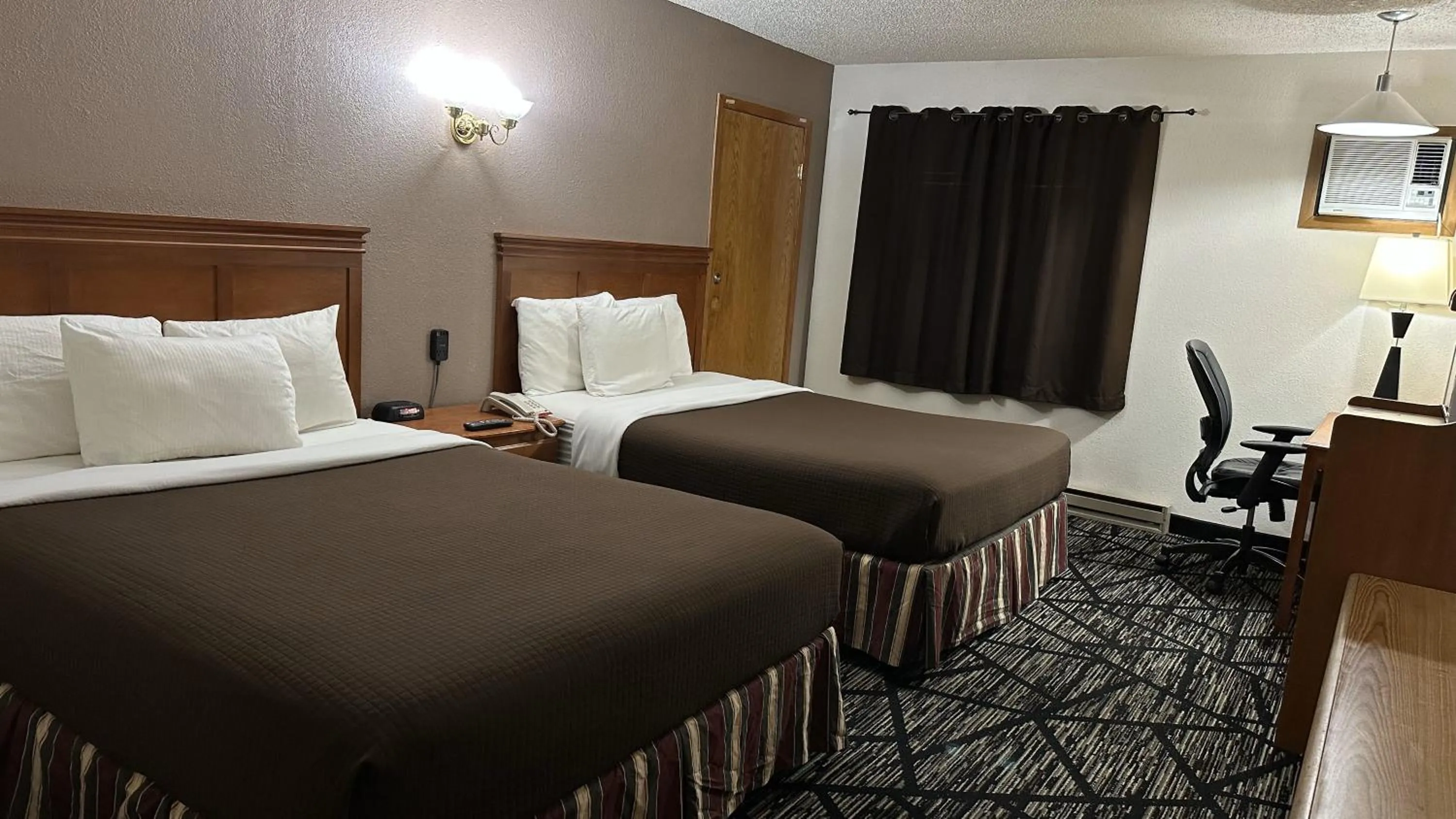 Bedroom, Bed in Woodland Inn & Suites