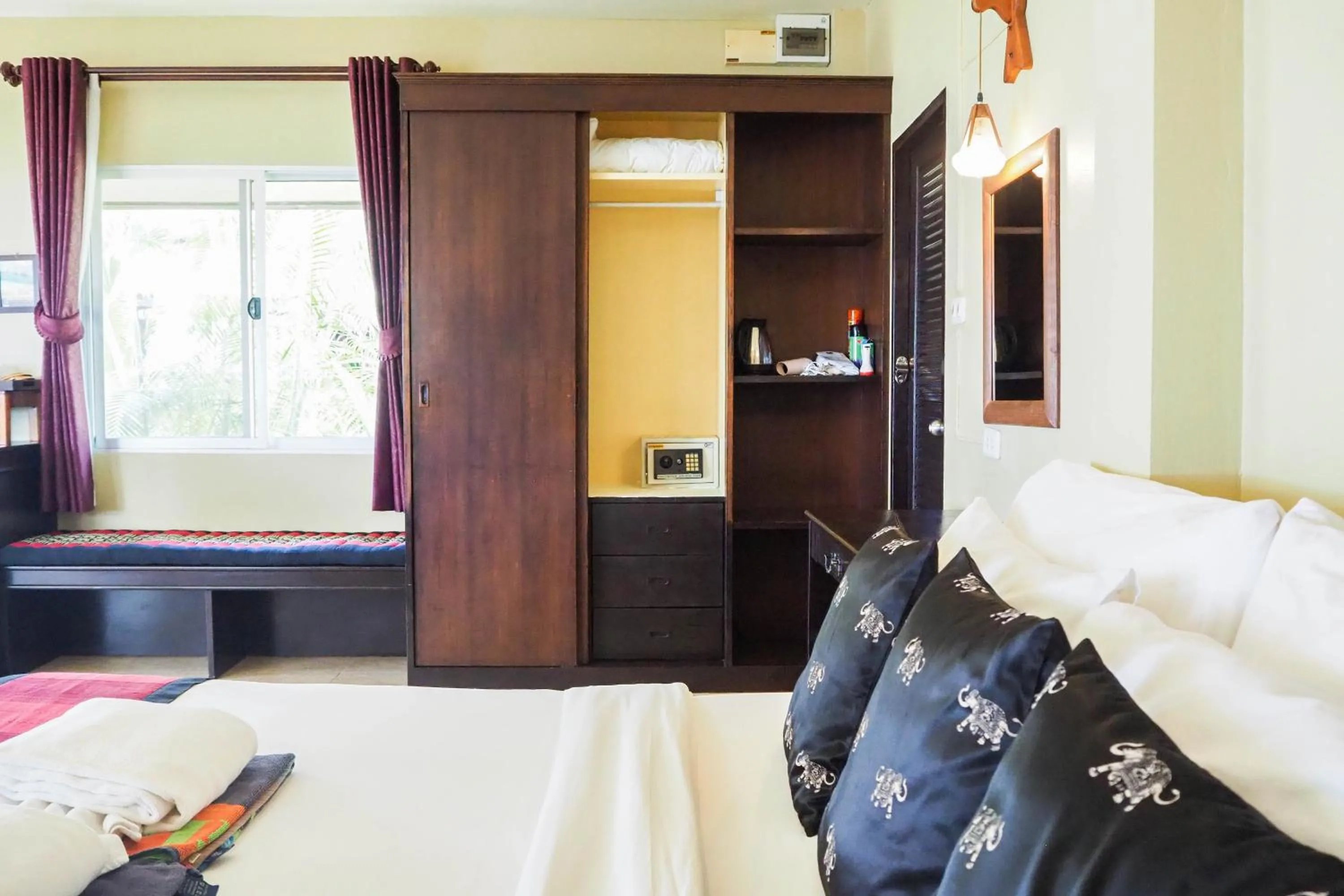 Bed in Lanta Castaway Beach Resort