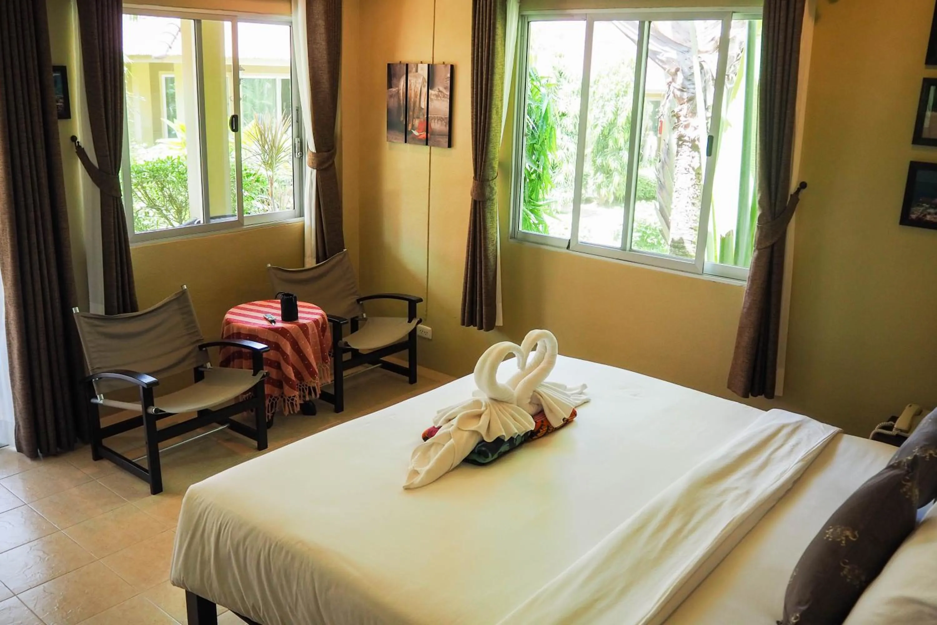 Bed in Lanta Castaway Beach Resort