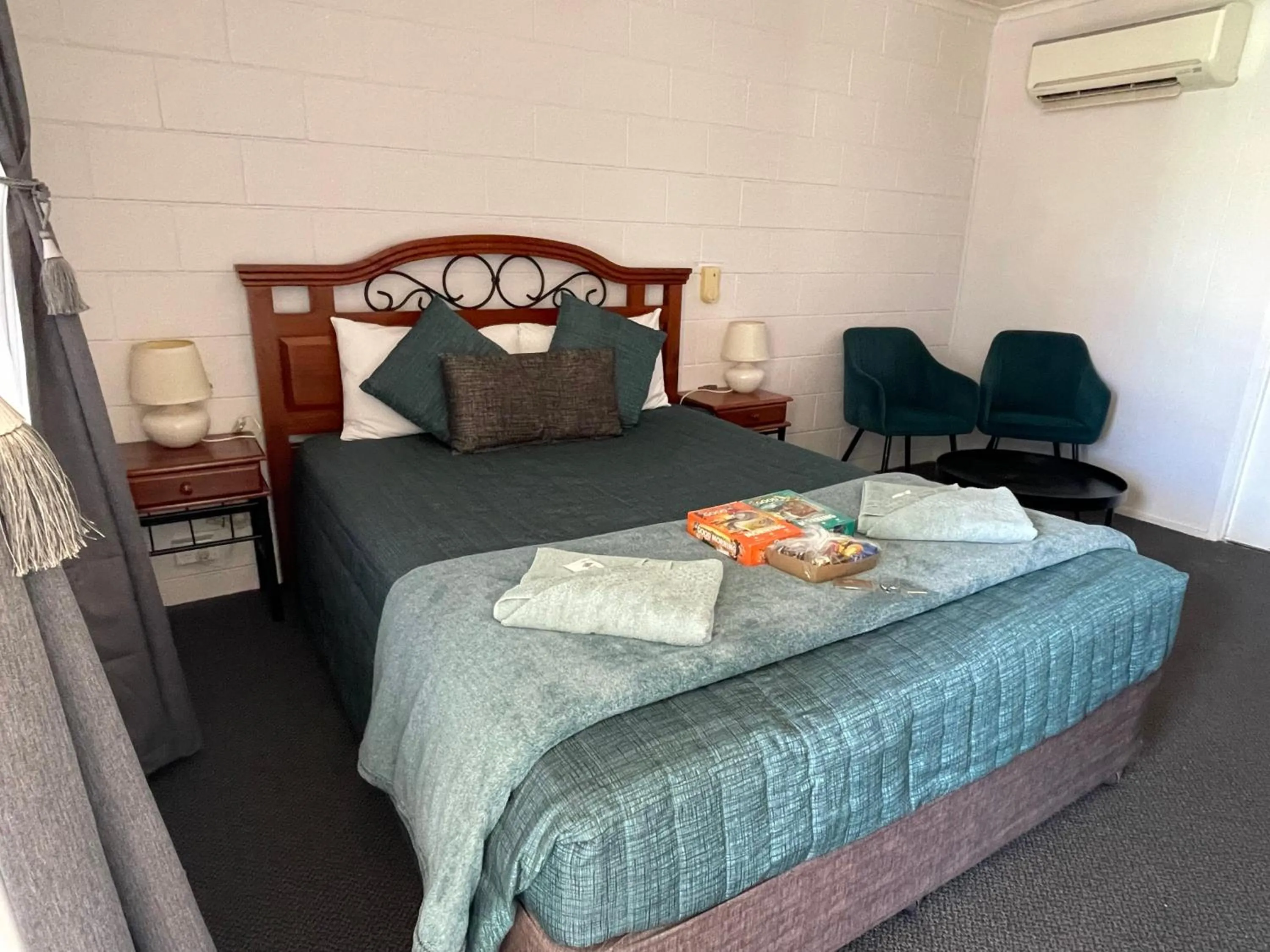 Photo of the whole room, Bed in Warrego Motel