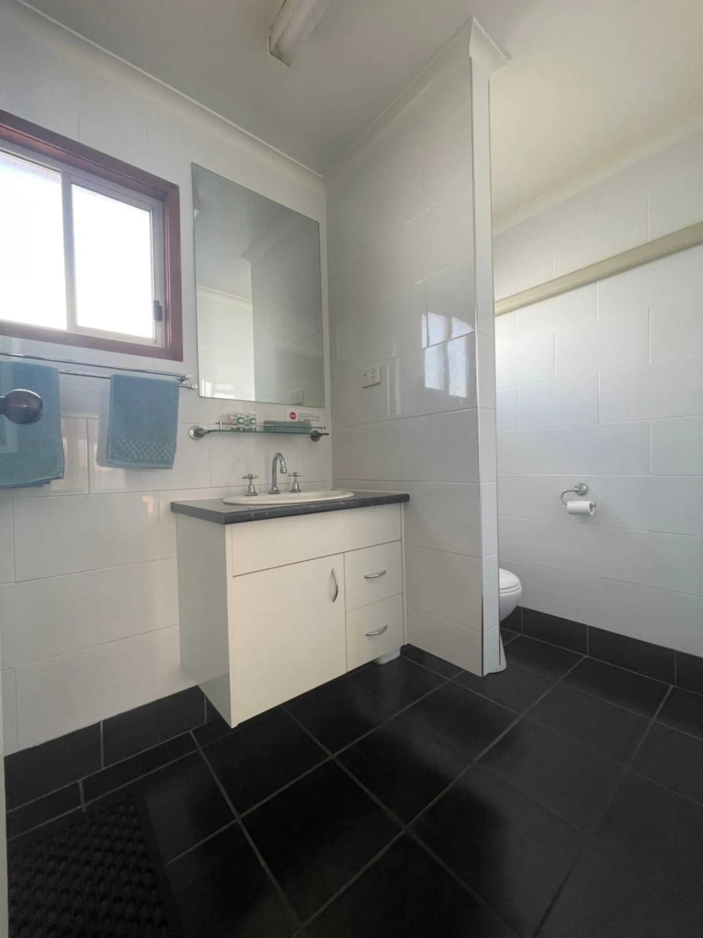 Bathroom in Warrego Motel