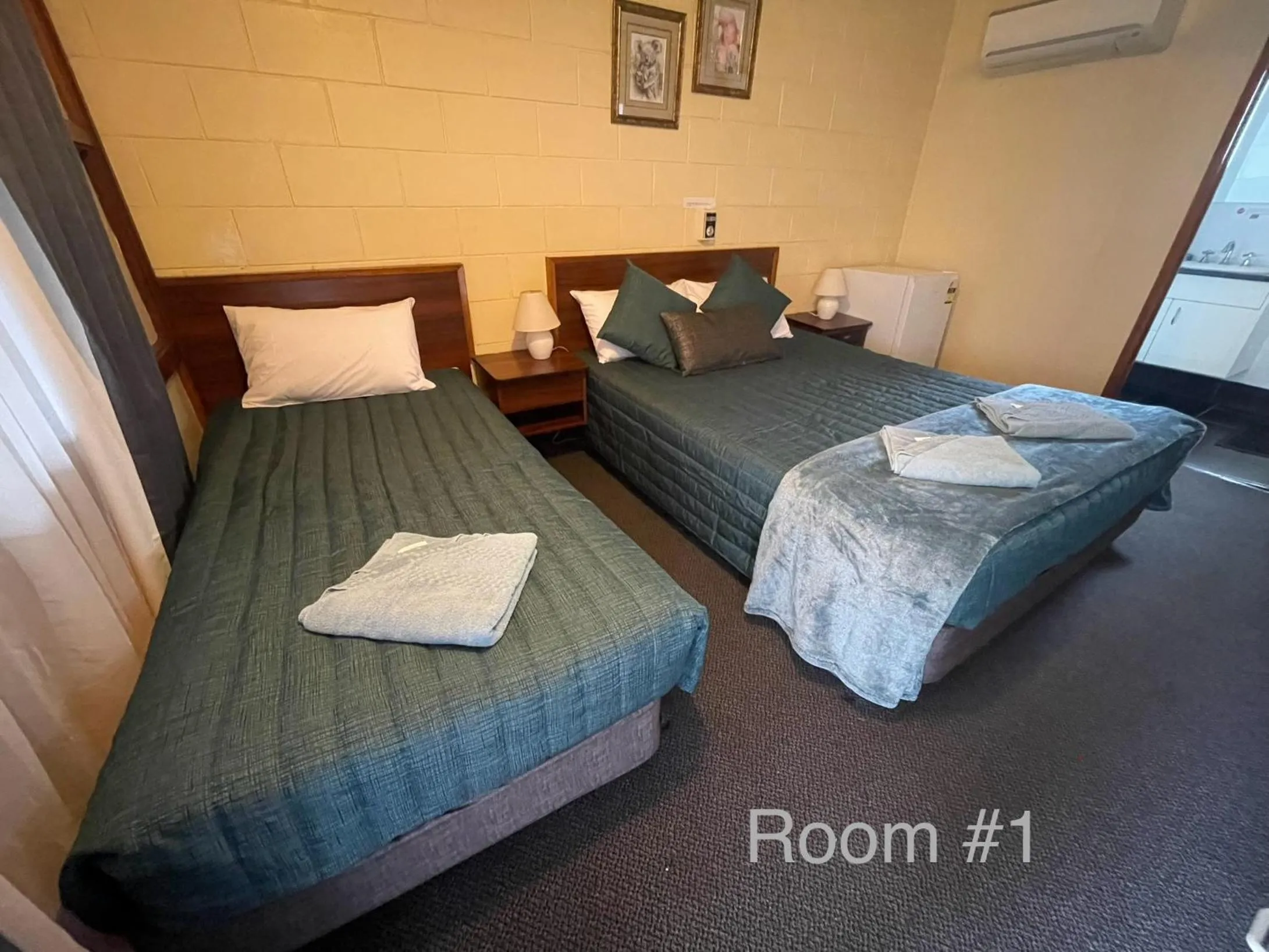 Photo of the whole room, Bed in Warrego Motel