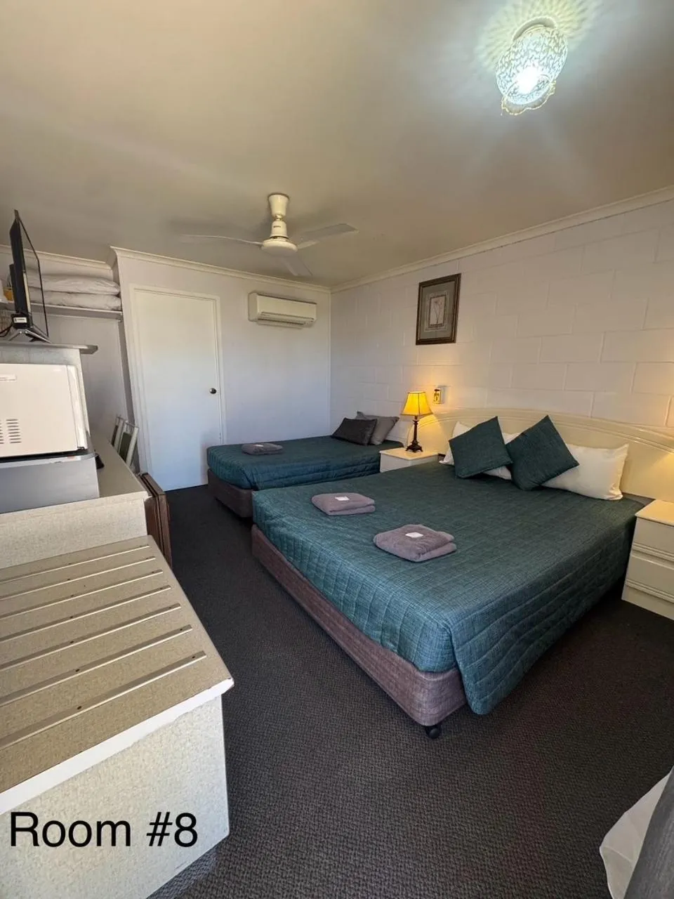 Photo of the whole room, Bed in Warrego Motel