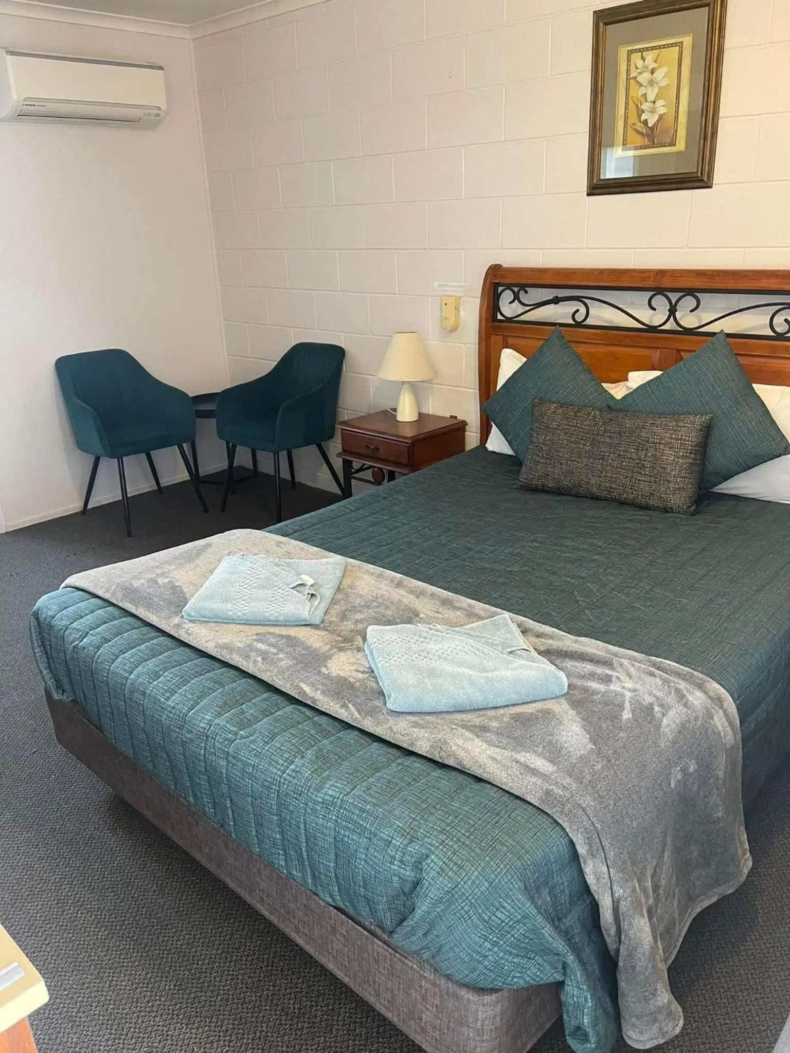 Photo of the whole room, Bed in Warrego Motel