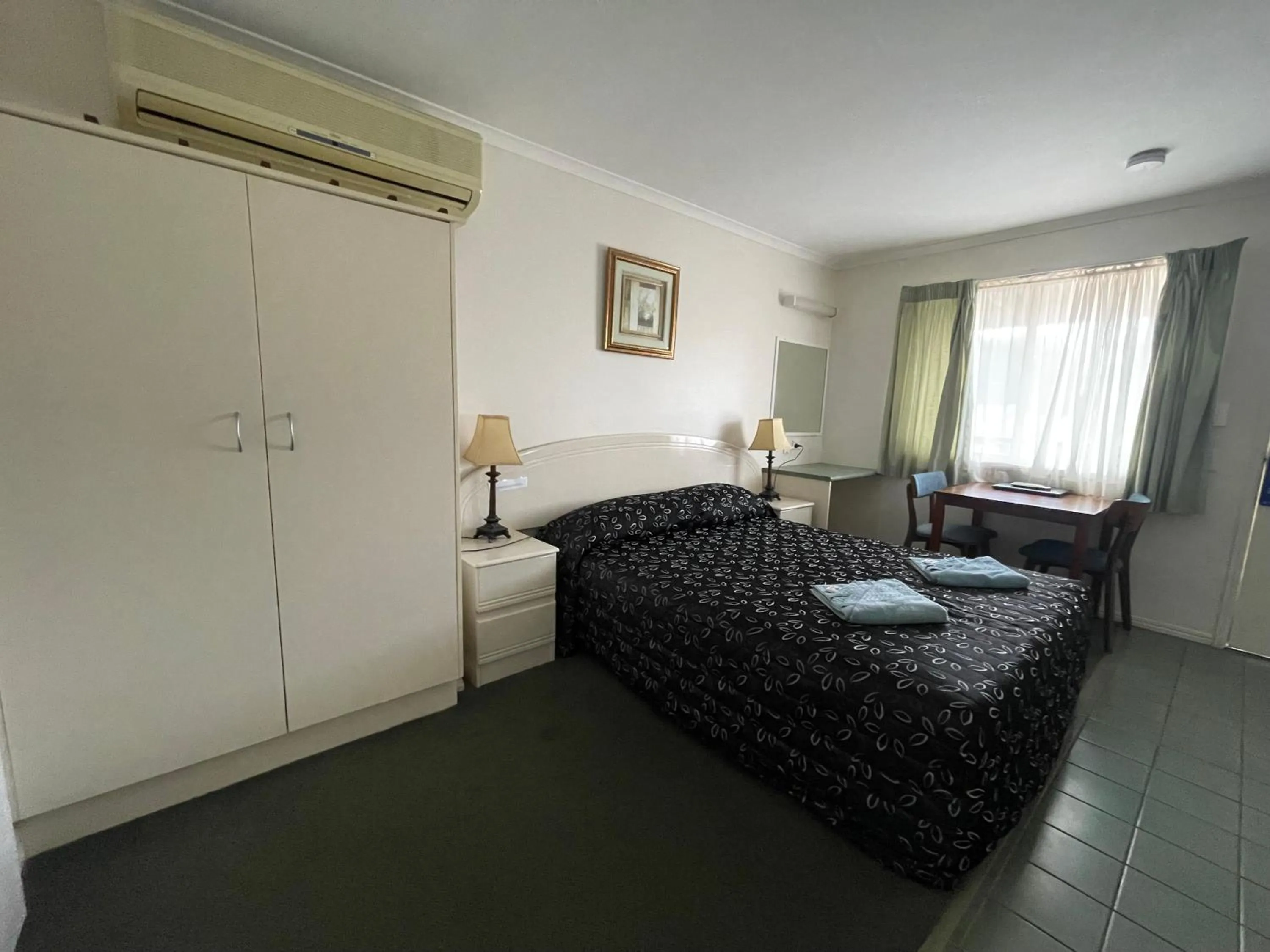 Seating area, Bed in Warrego Motel