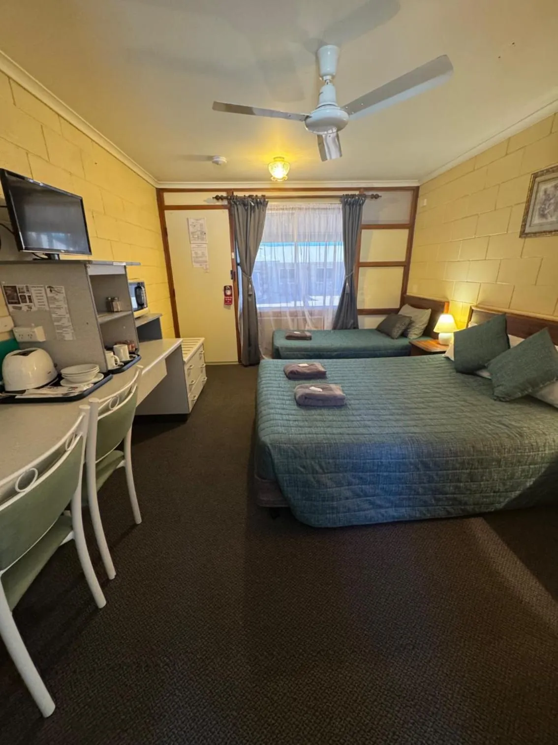 Photo of the whole room, Bed in Warrego Motel