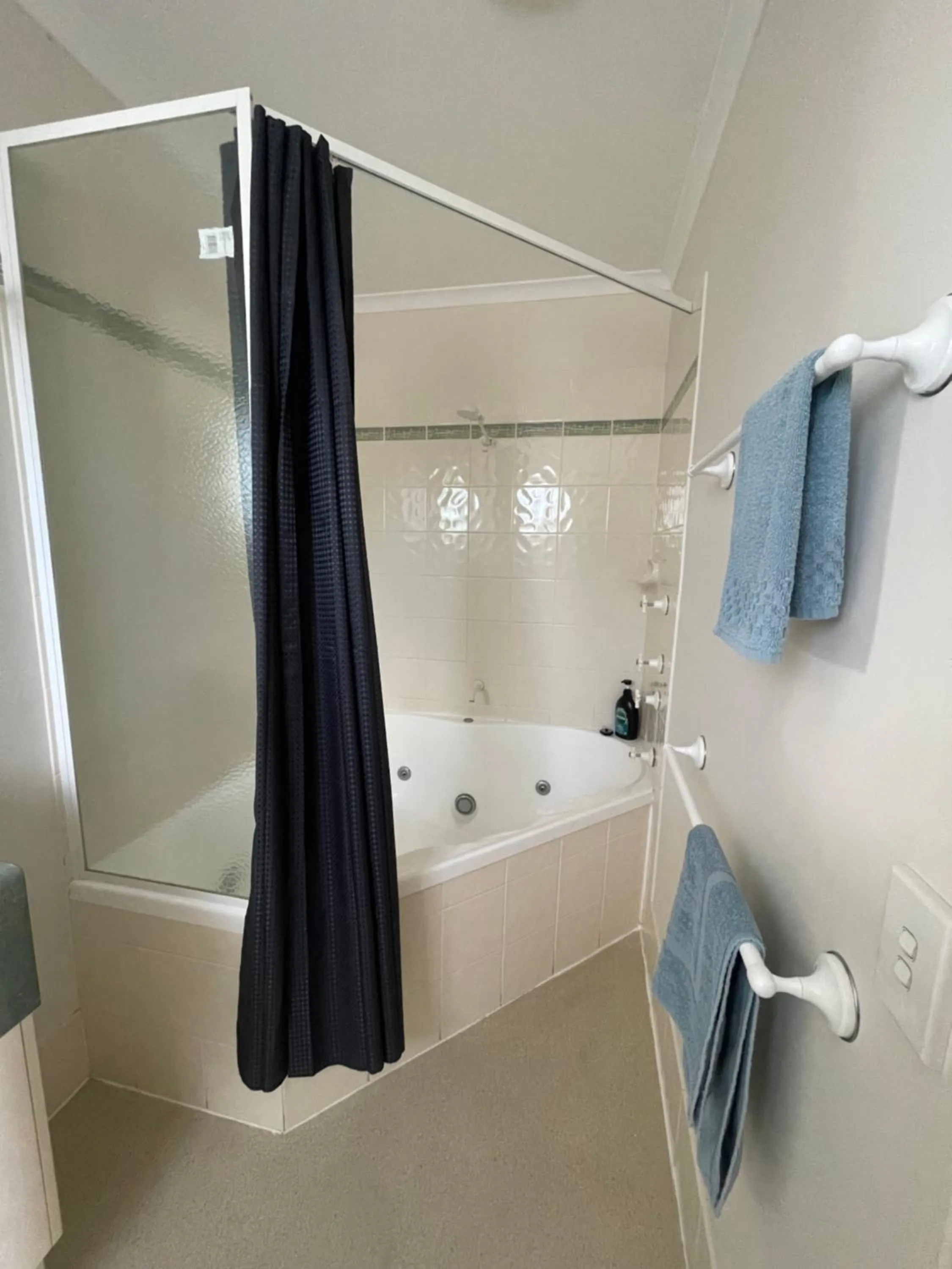 Bathroom in Warrego Motel