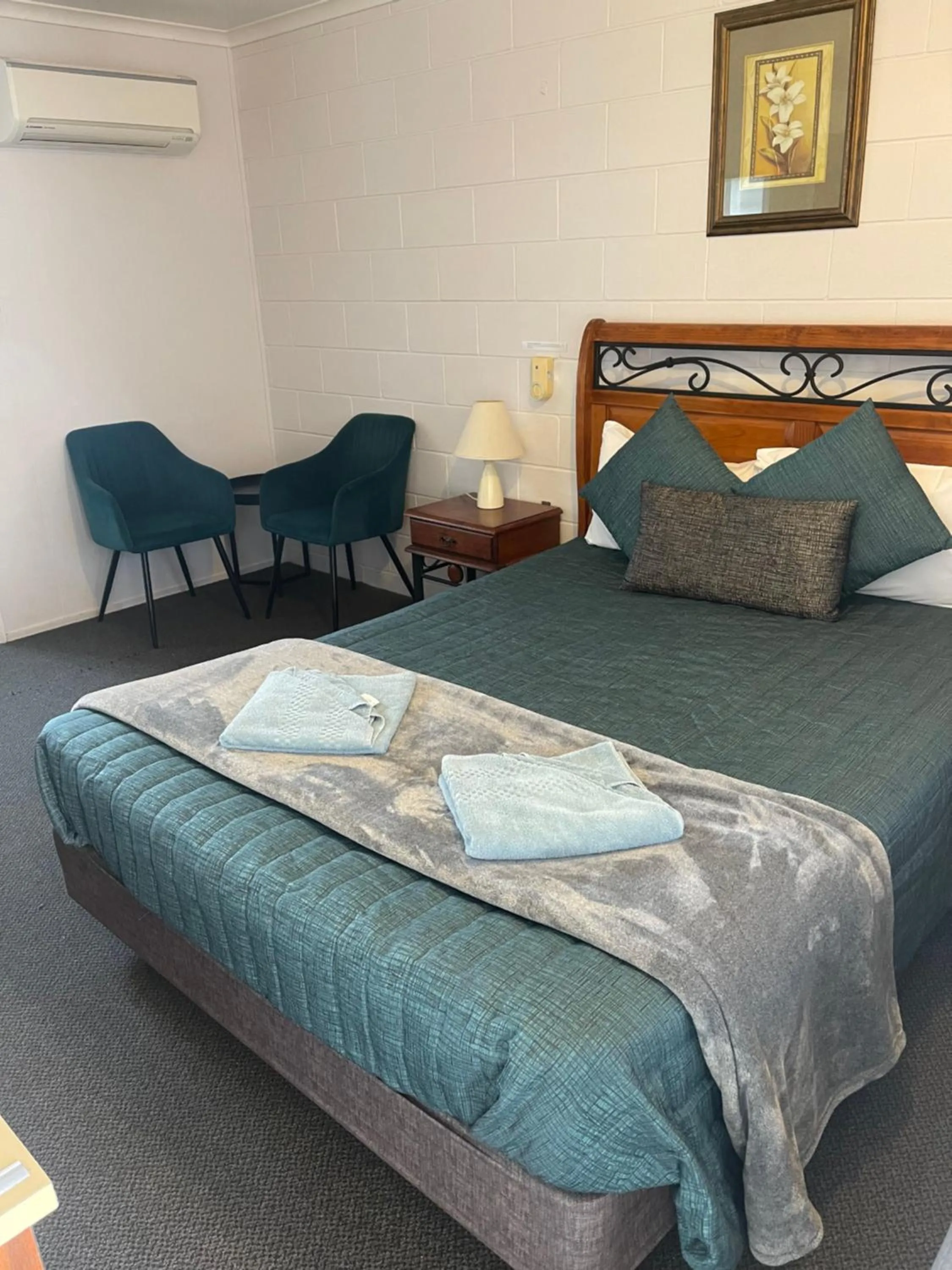 Photo of the whole room, Bed in Warrego Motel