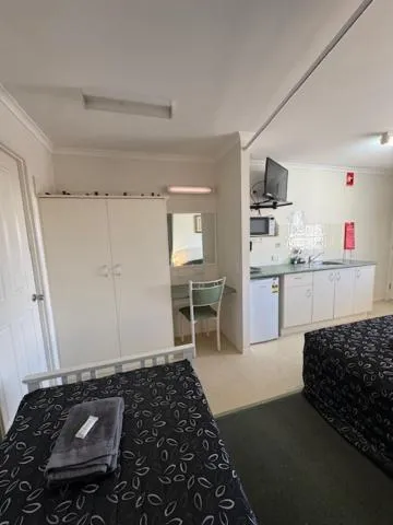 Kitchen or kitchenette in Warrego Motel