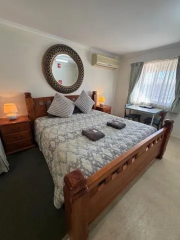 Photo of the whole room, Bed in Warrego Motel