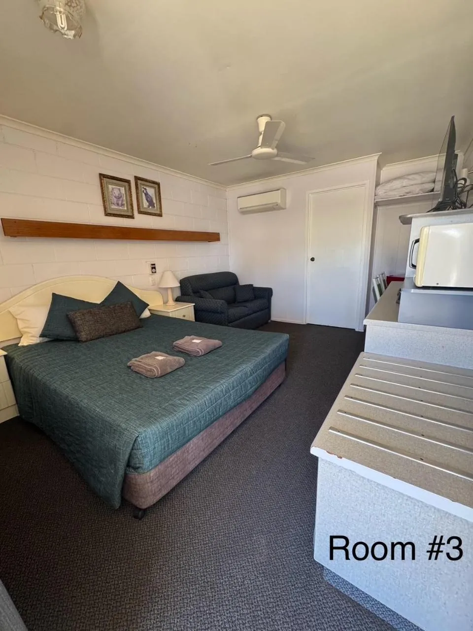 Photo of the whole room, Bed in Warrego Motel