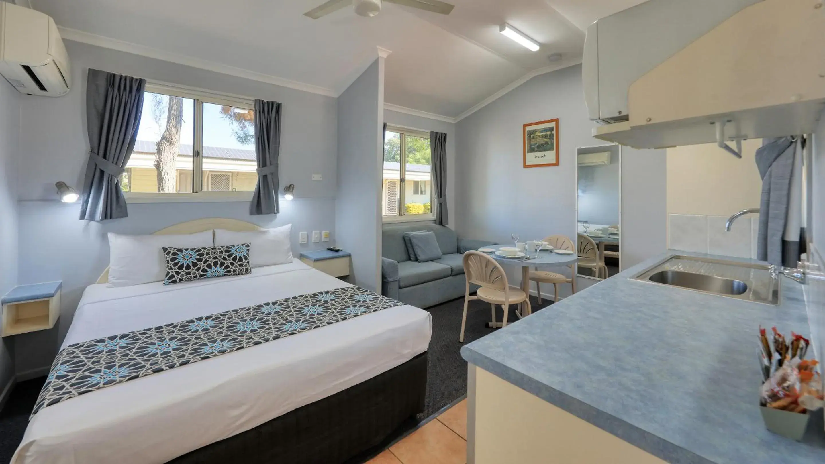 Deluxe Double or Twin Room with Spa Bath - single occupancy in 22 On Bowen Deluxe Double or Twin Room with Spa Bath - single occupancy in 22 On Bowen