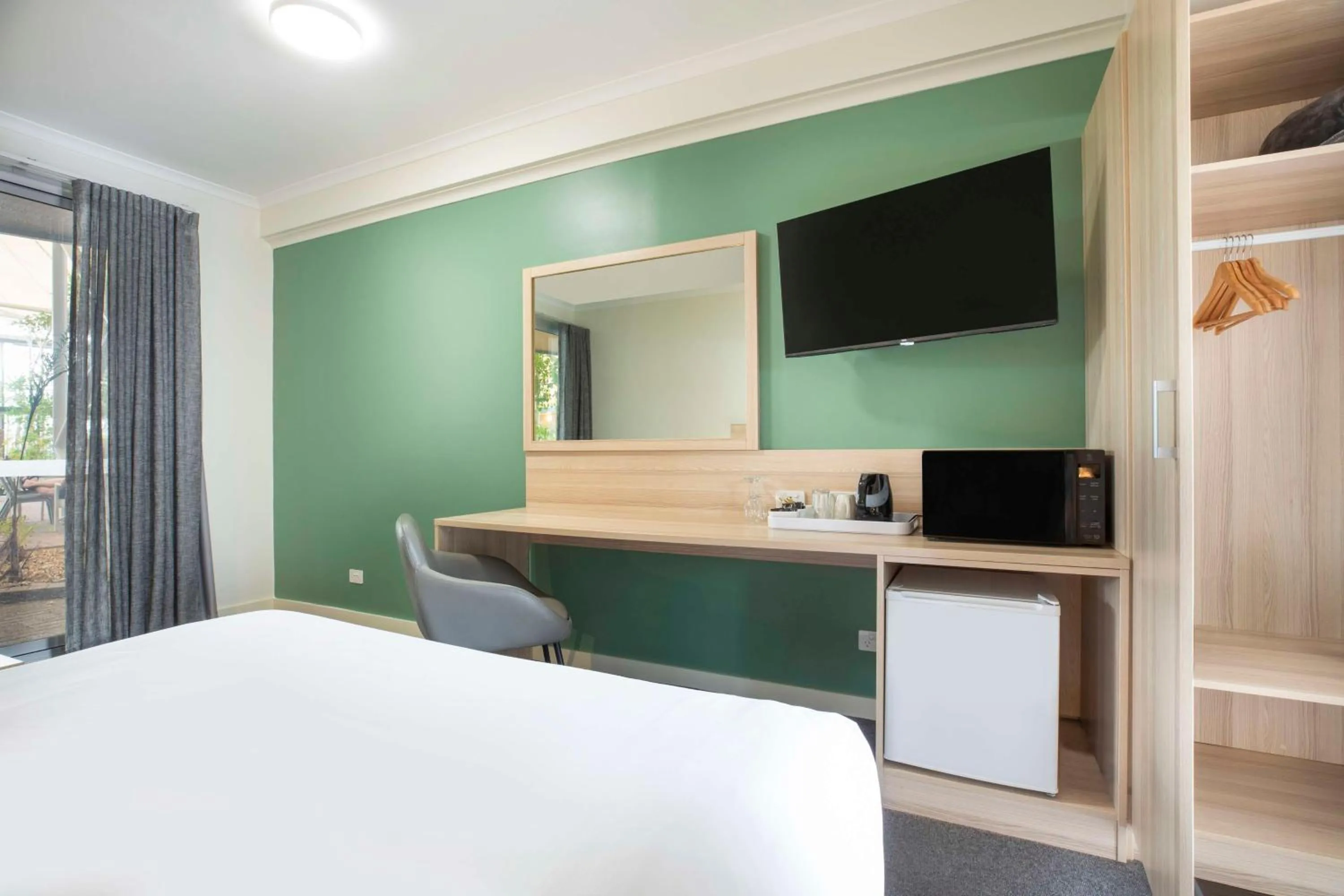 Bedroom, Bed in Roxby Downs Motor Inn