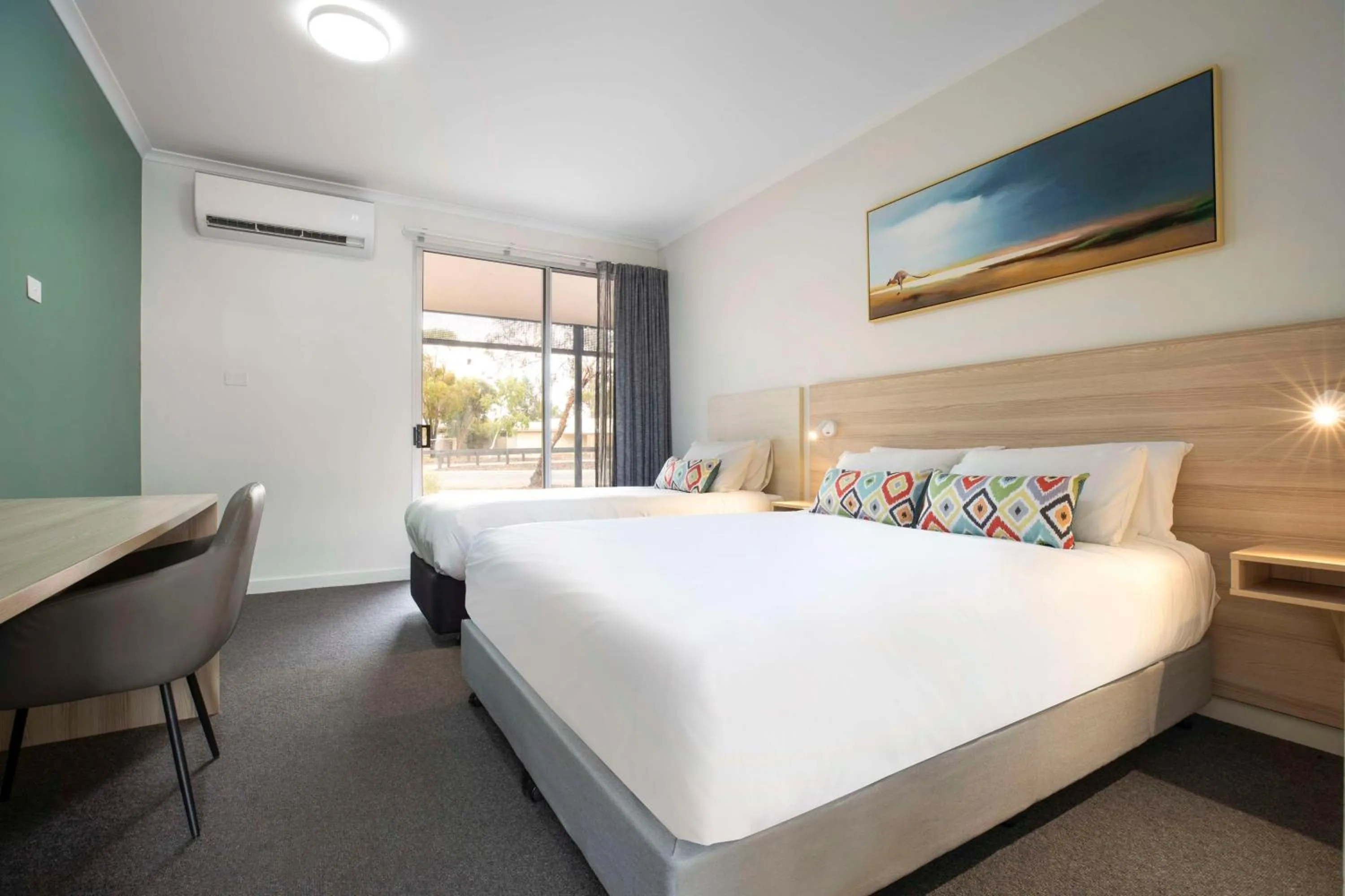 Bedroom, Bed in Roxby Downs Motor Inn