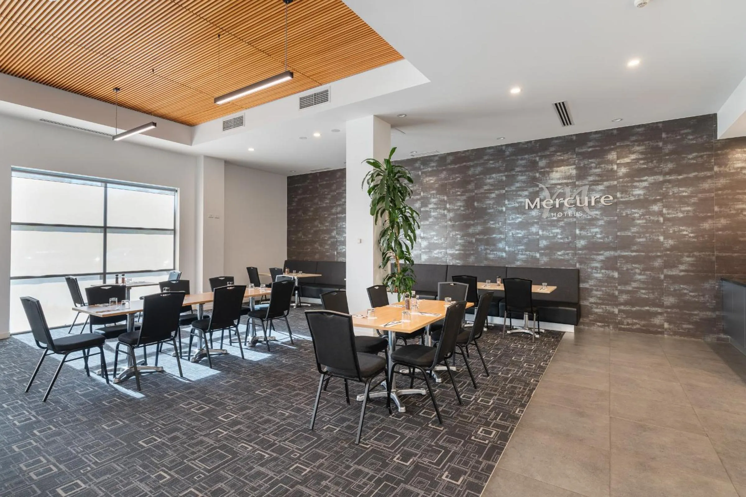 Restaurant/places to eat in Mercure Newcastle Airport