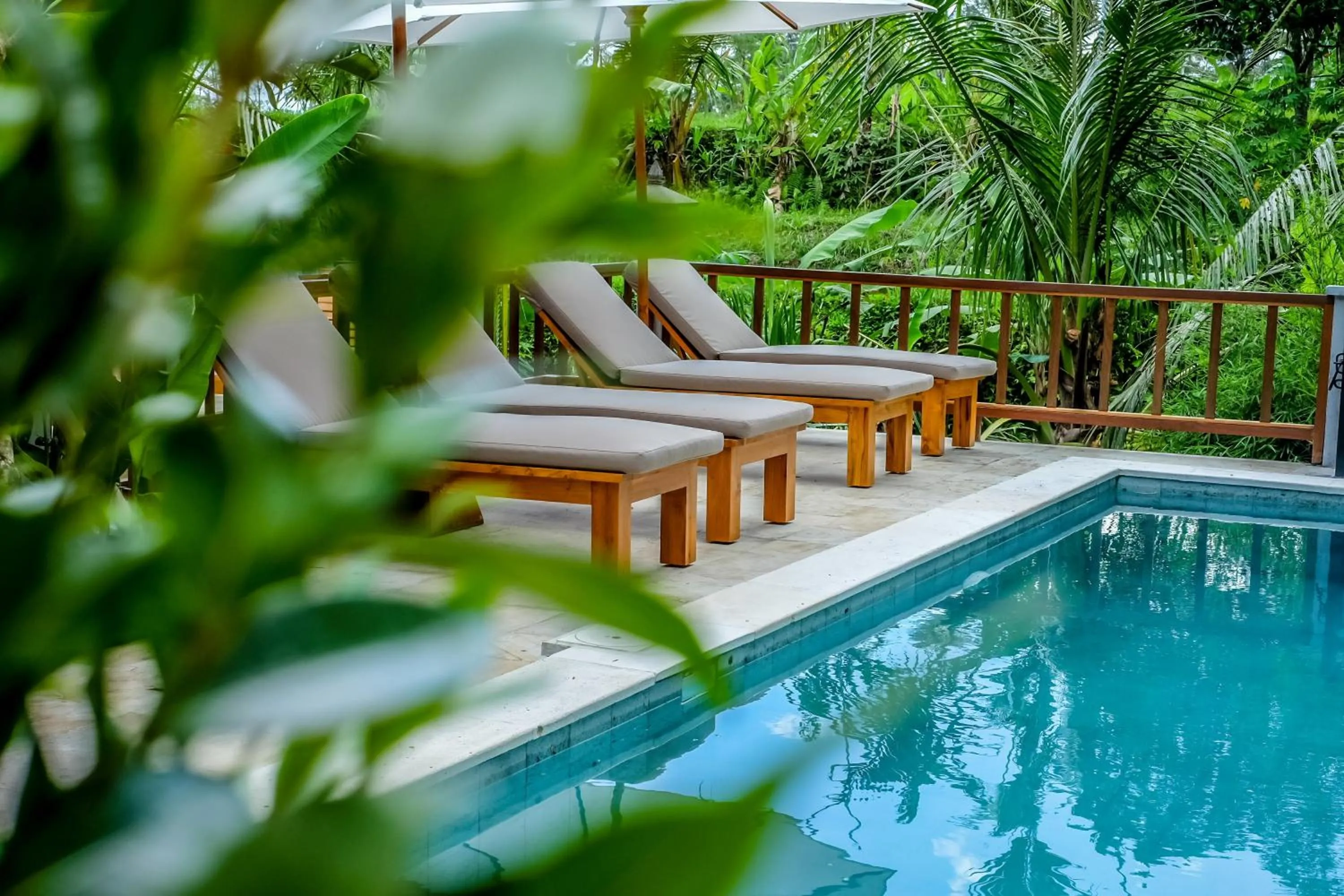 Swimming pool in Pesantian Villa and Warung