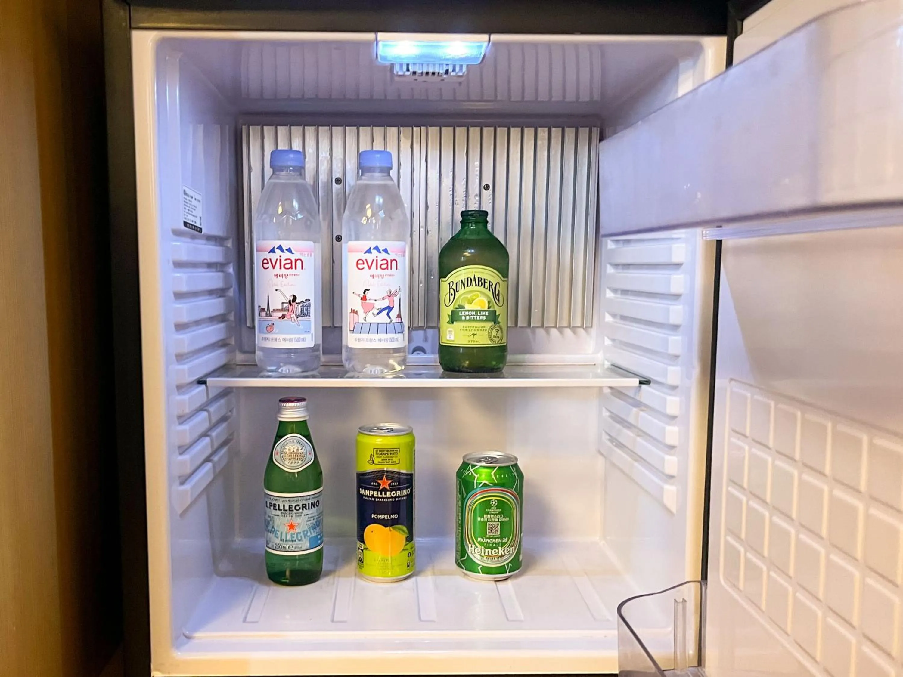 Food and drinks in Gyeongwonjae By Walkerhill