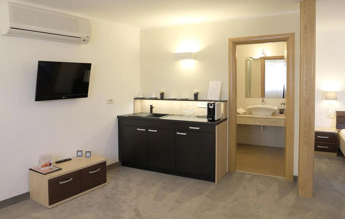 Communal lounge/ TV room in Hotel Villa Margaret