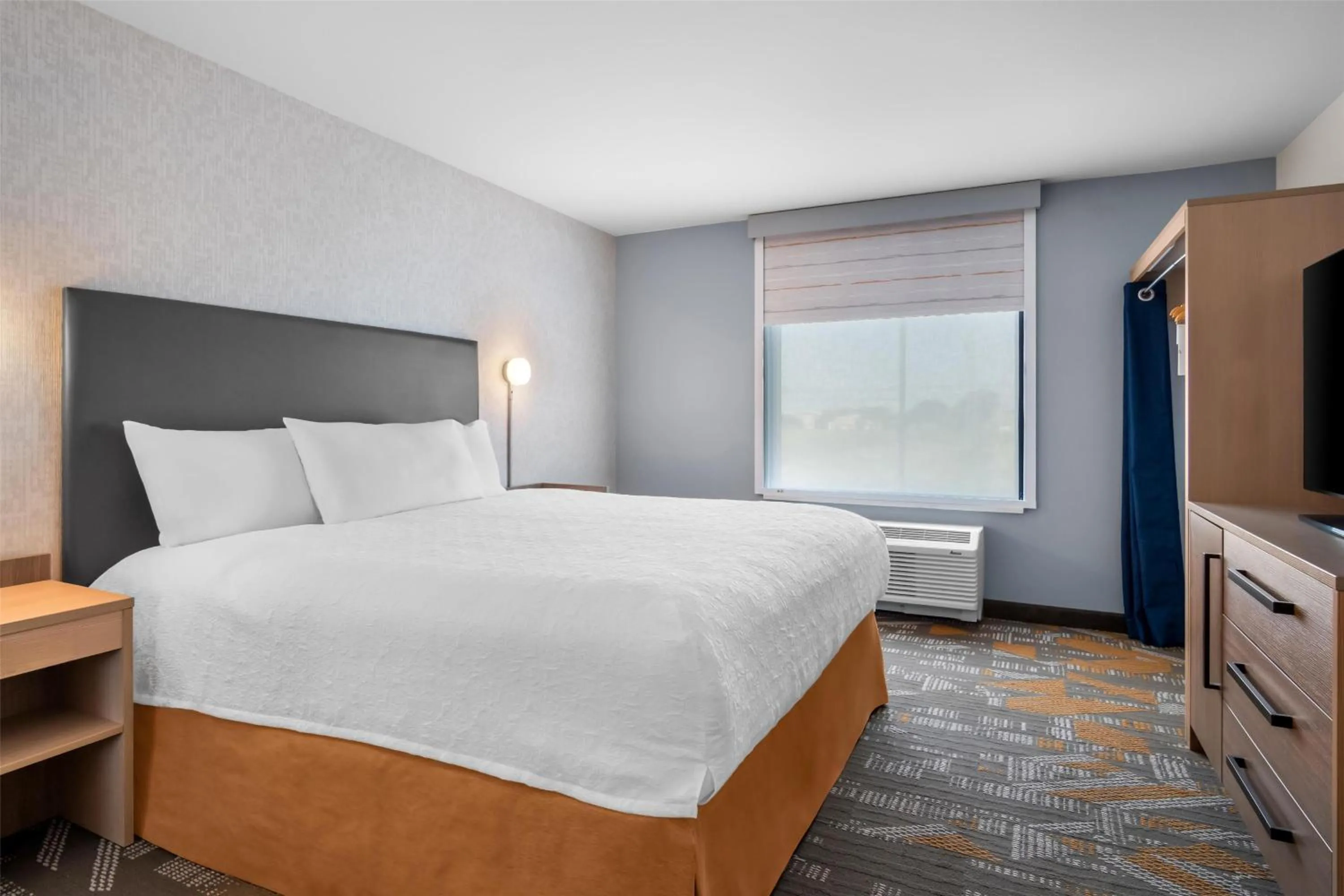 Bed in Home2 Suites by Hilton Irving/DFW Airport North