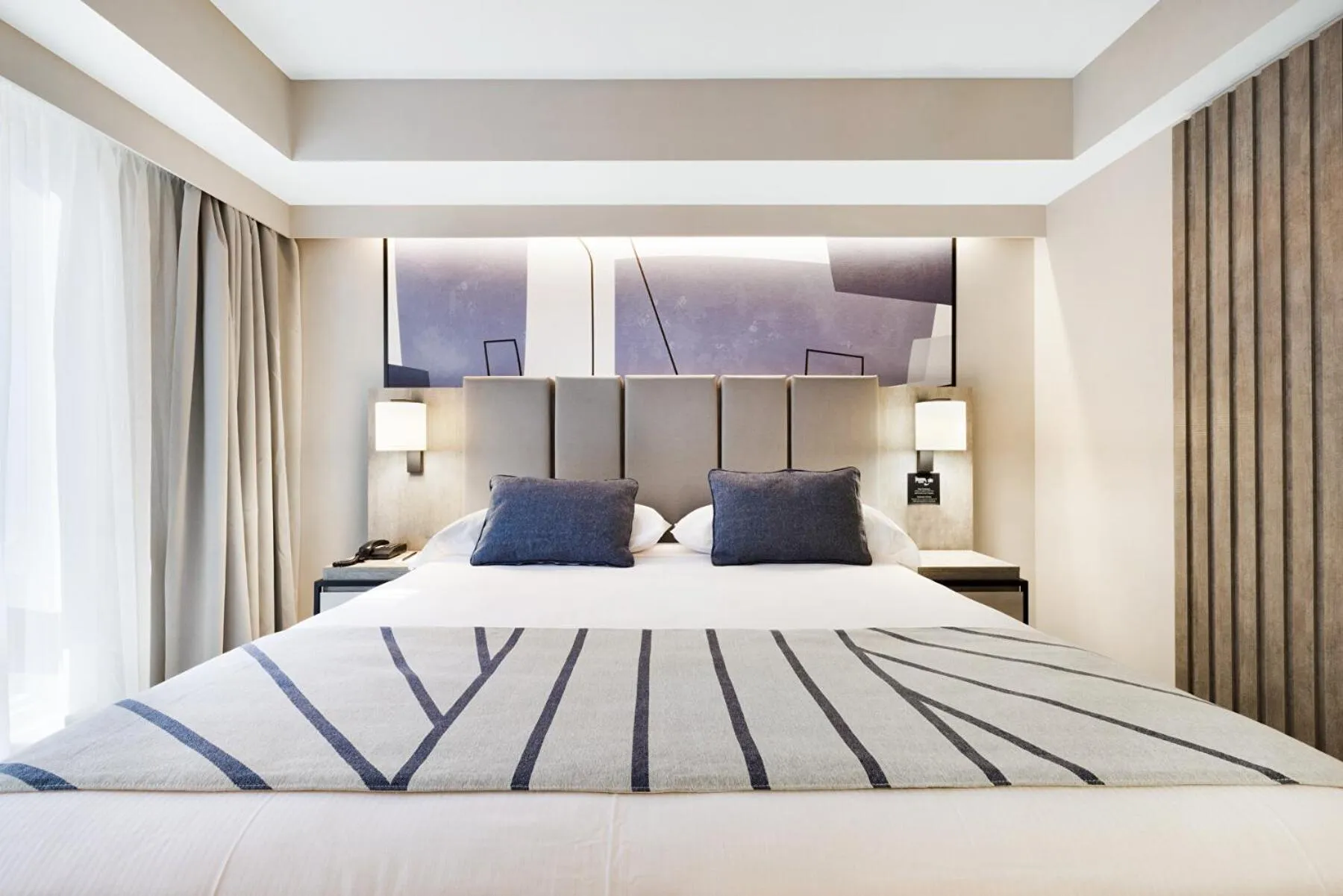 Bed in Riu Plaza Toronto