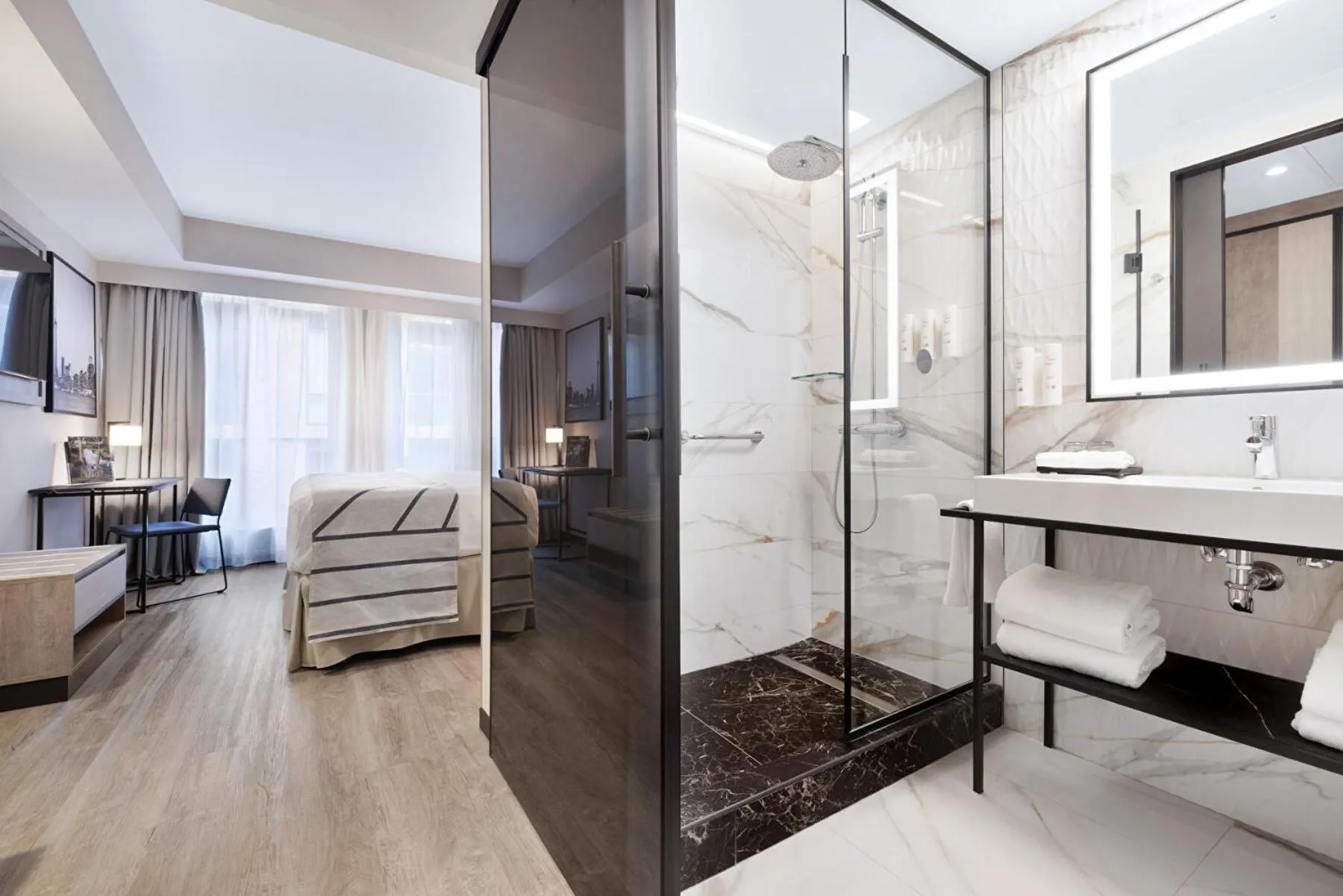 Shower in Riu Plaza Toronto