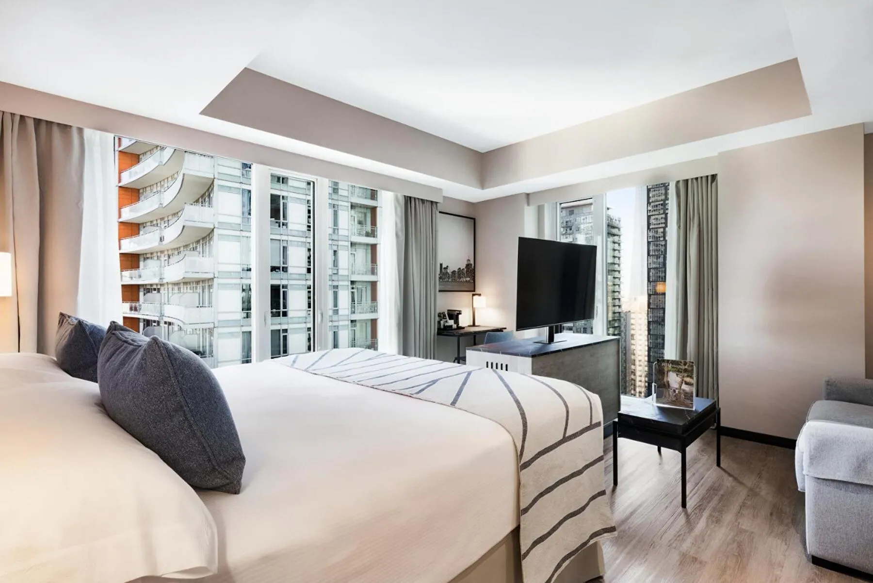 TV and multimedia, Bed in Riu Plaza Toronto