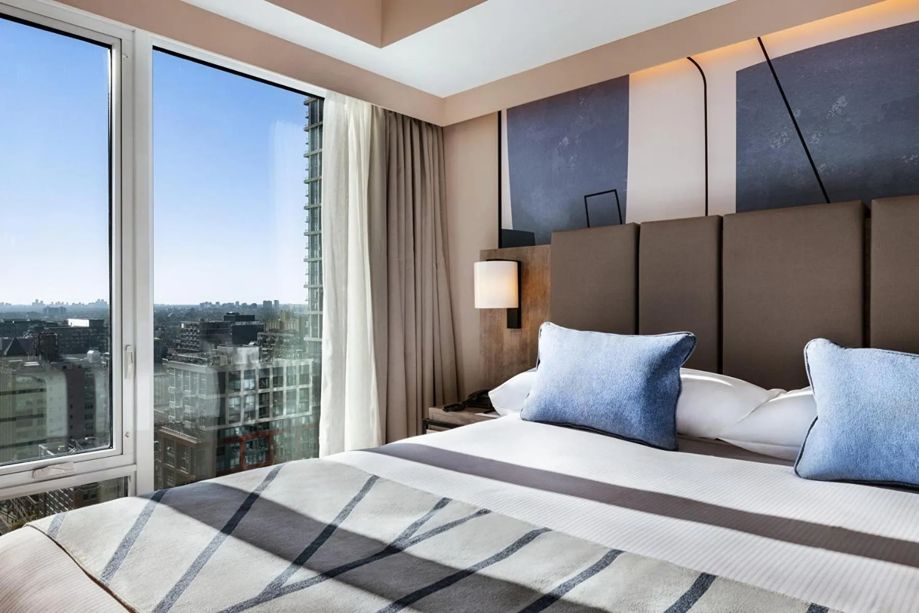 Bed in Riu Plaza Toronto