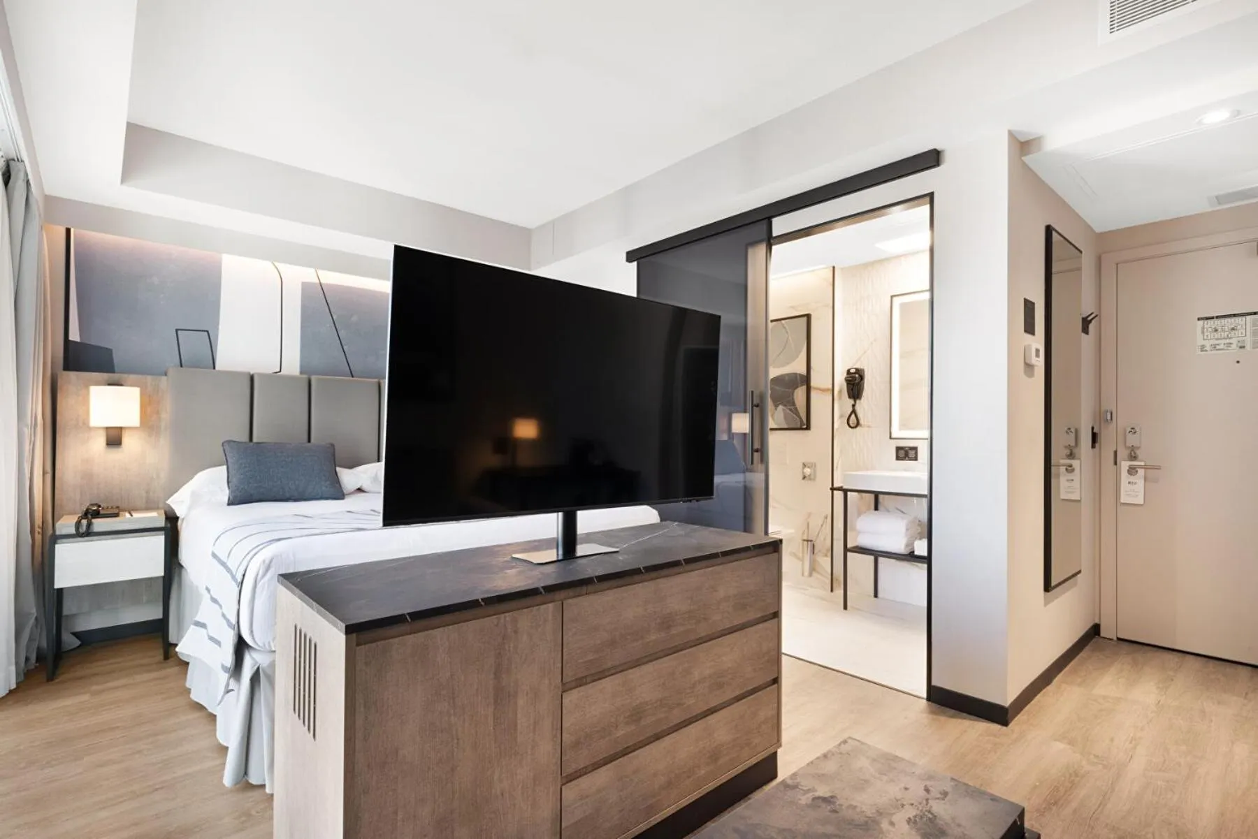 Bedroom, Bed in Riu Plaza Toronto