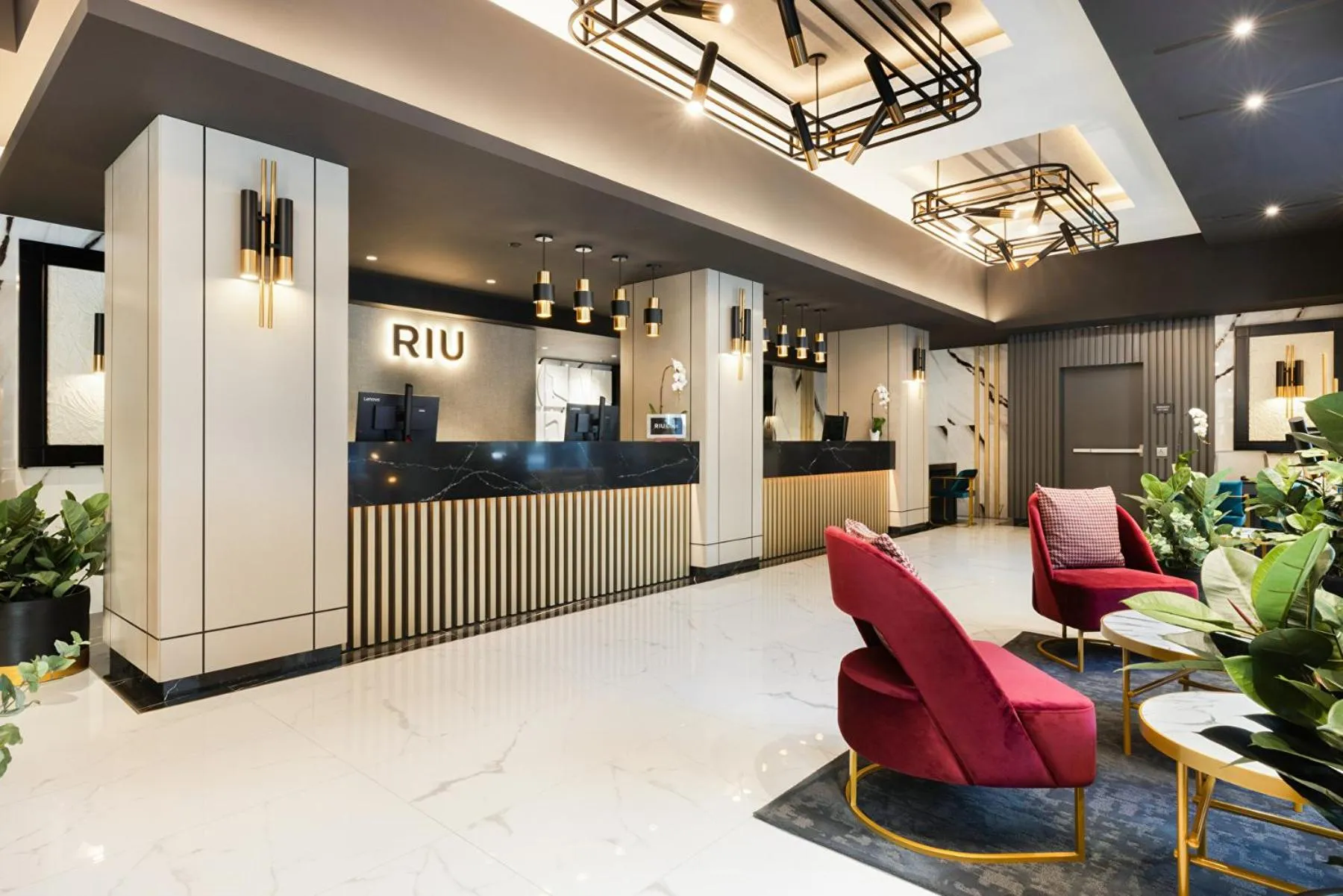 Lobby or reception in Riu Plaza Toronto