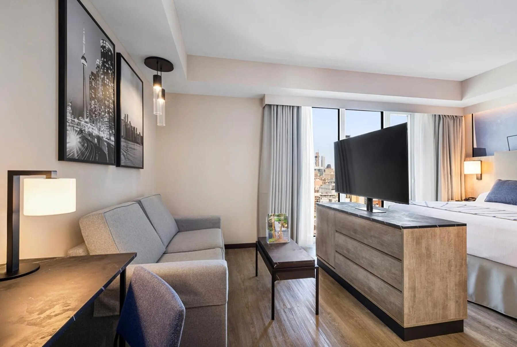 Seating area, Bed in Riu Plaza Toronto