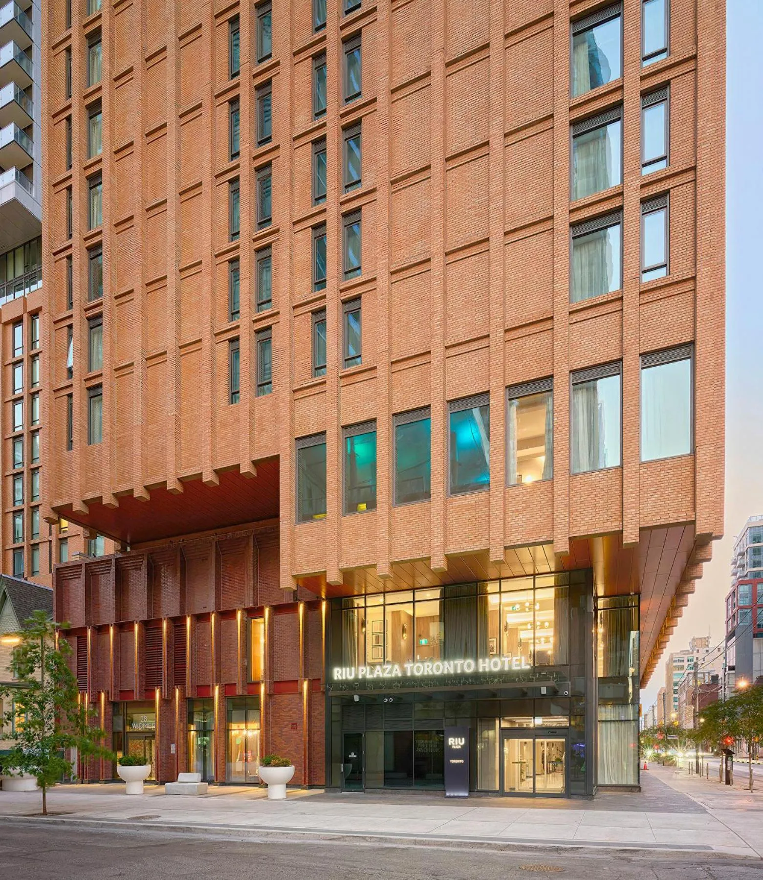 Property building in Riu Plaza Toronto