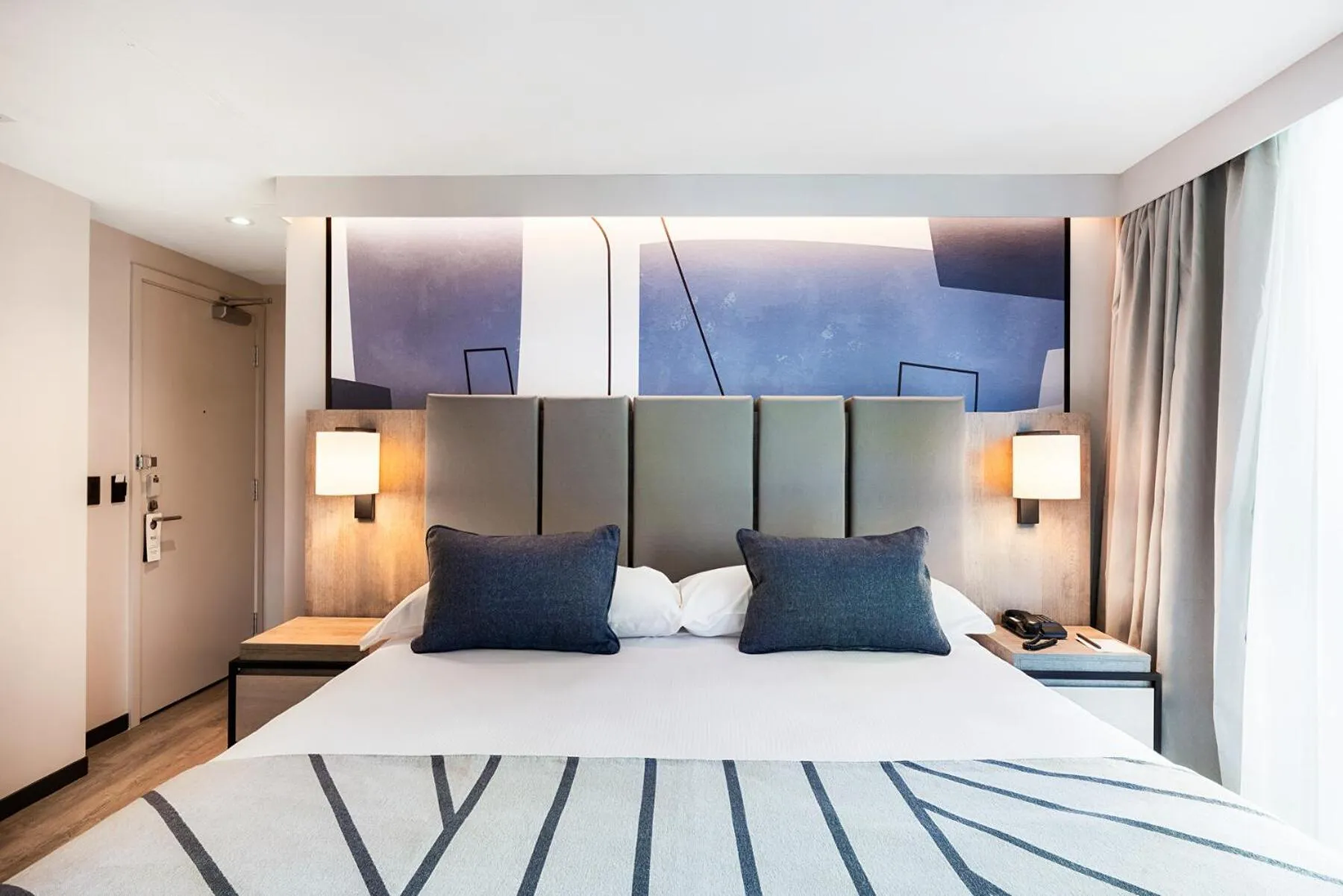 Bed in Riu Plaza Toronto