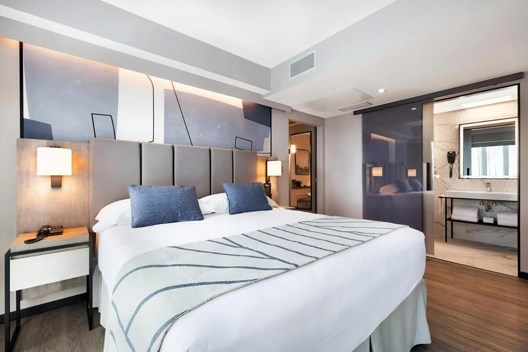 Bathroom, Bed in Riu Plaza Toronto