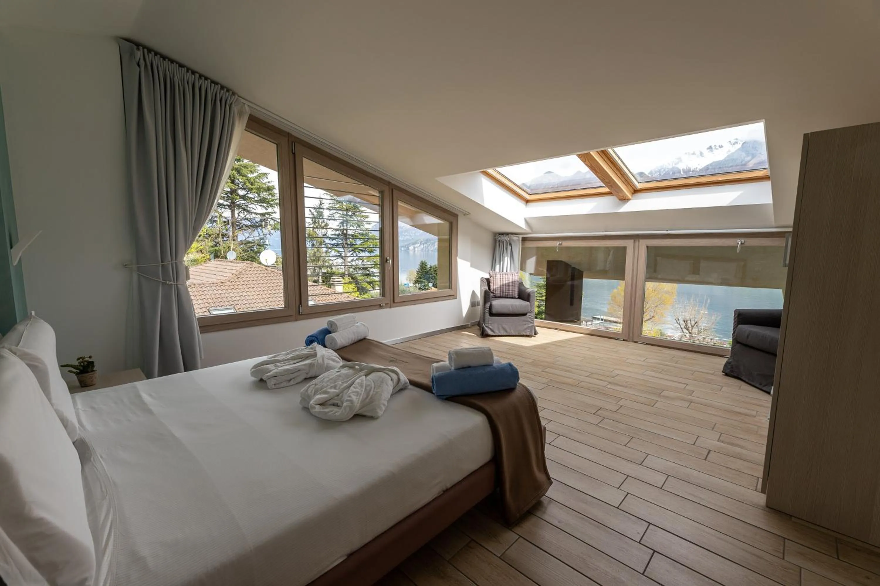 Bed in Bellagio Village - Holiday Apartments by the Lake - Seasonal Warm Pool and Sauna