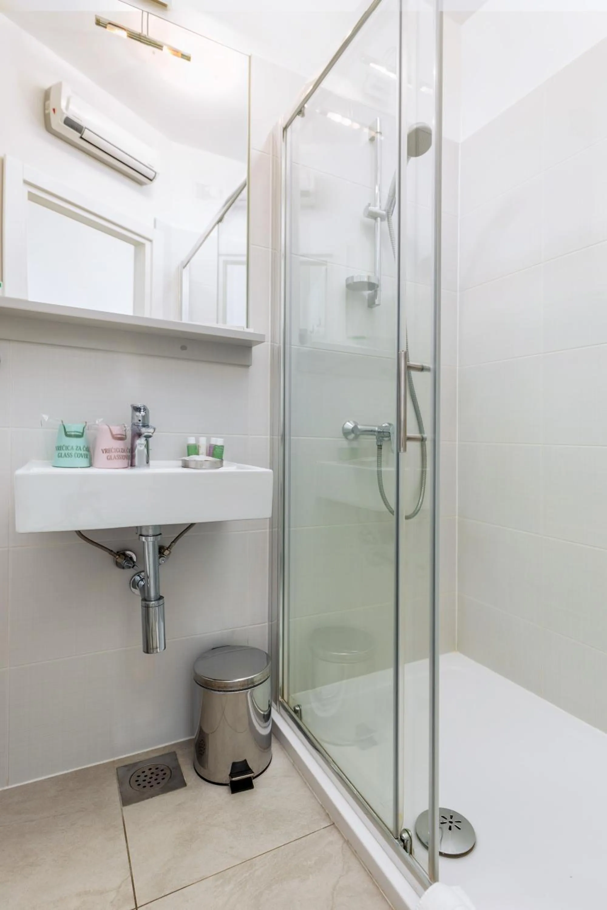 Shower in Boutique Suites Joyce