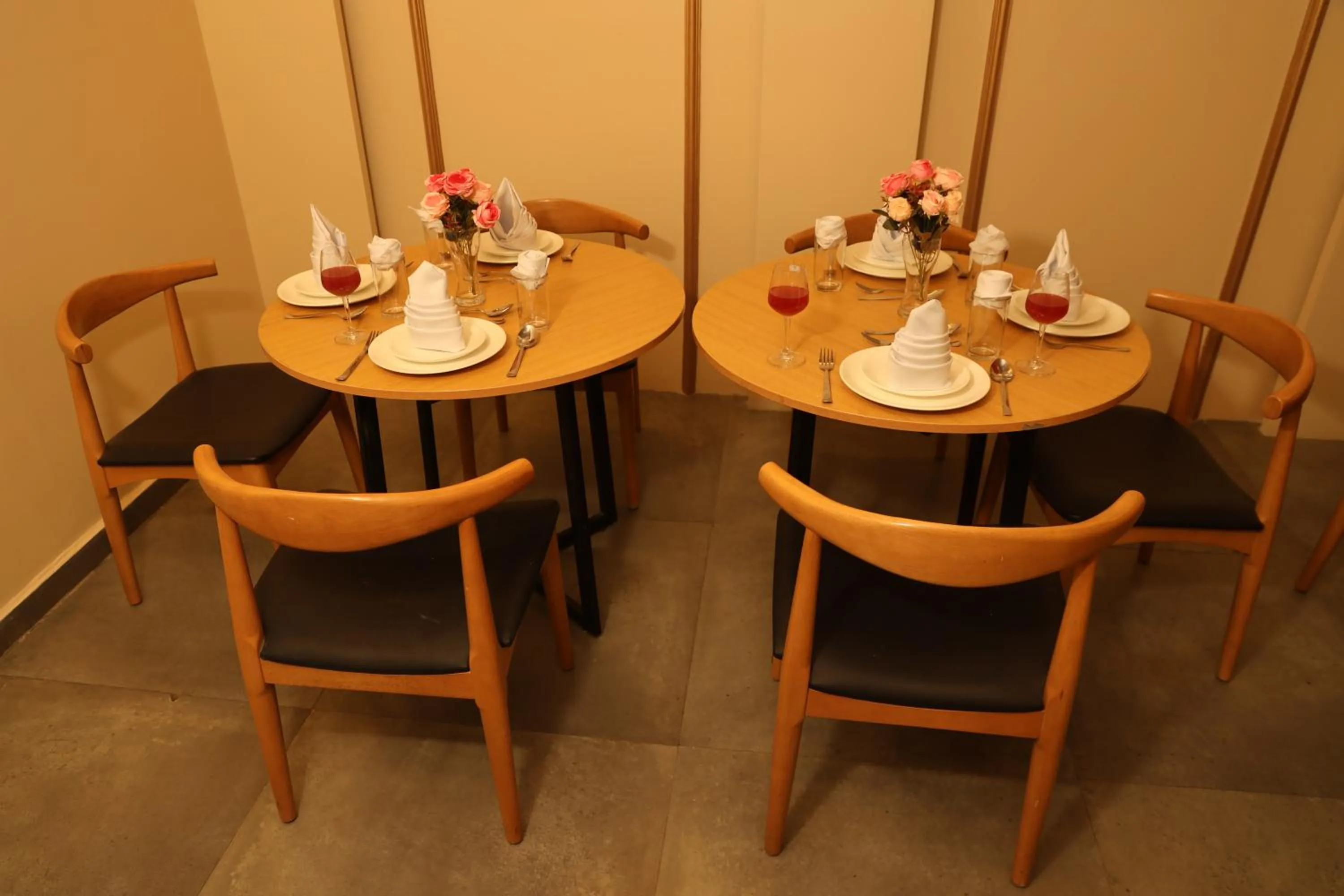 Restaurant/places to eat in Grey Oak Hotel