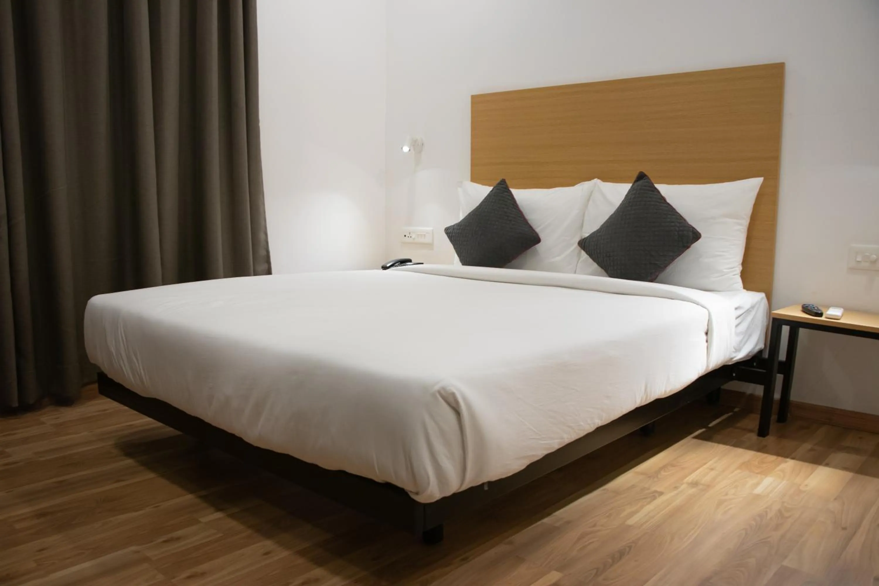 Bedroom, Bed in Grey Oak Hotel