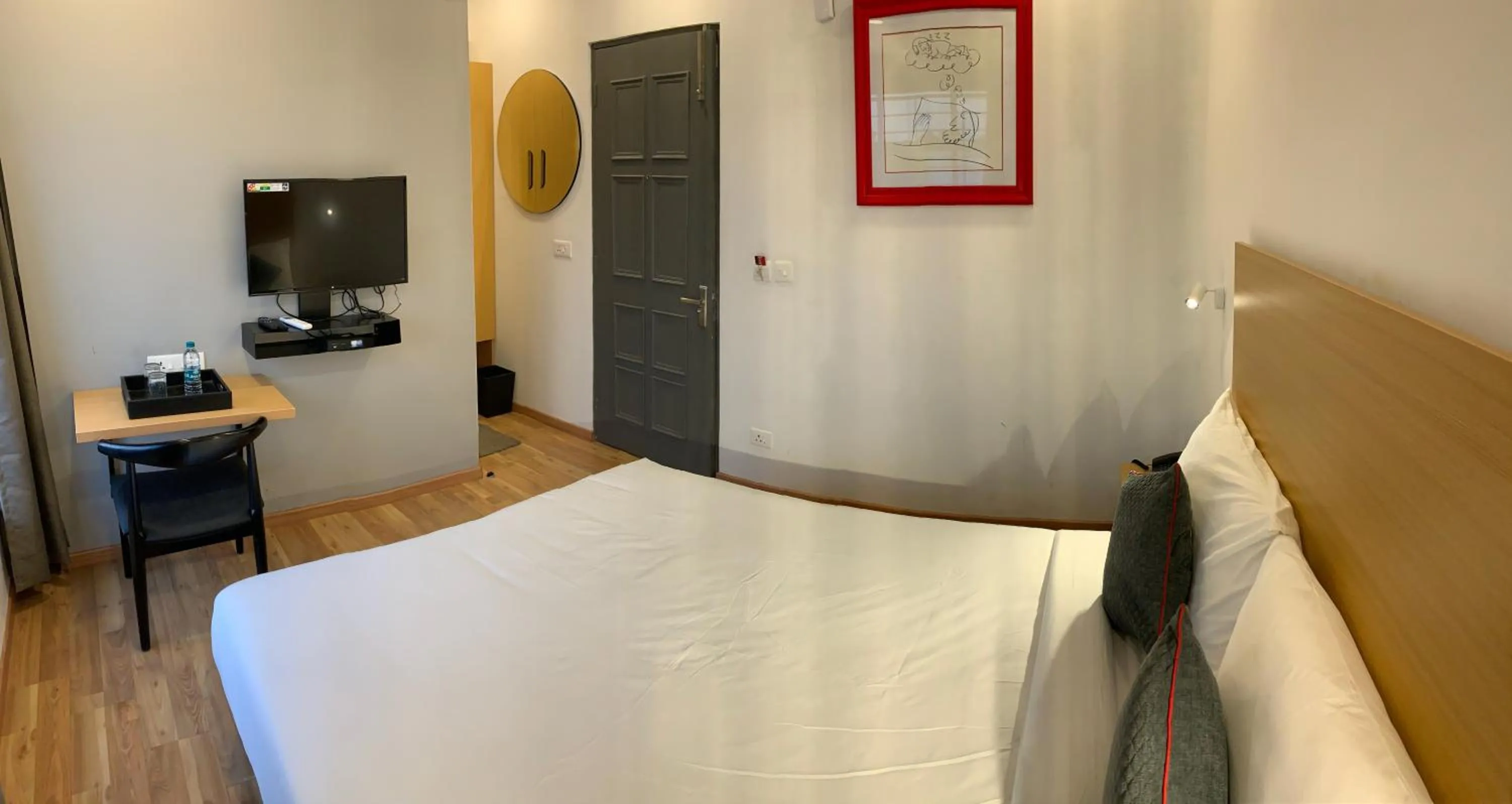 Bedroom, Bed in Grey Oak Hotel