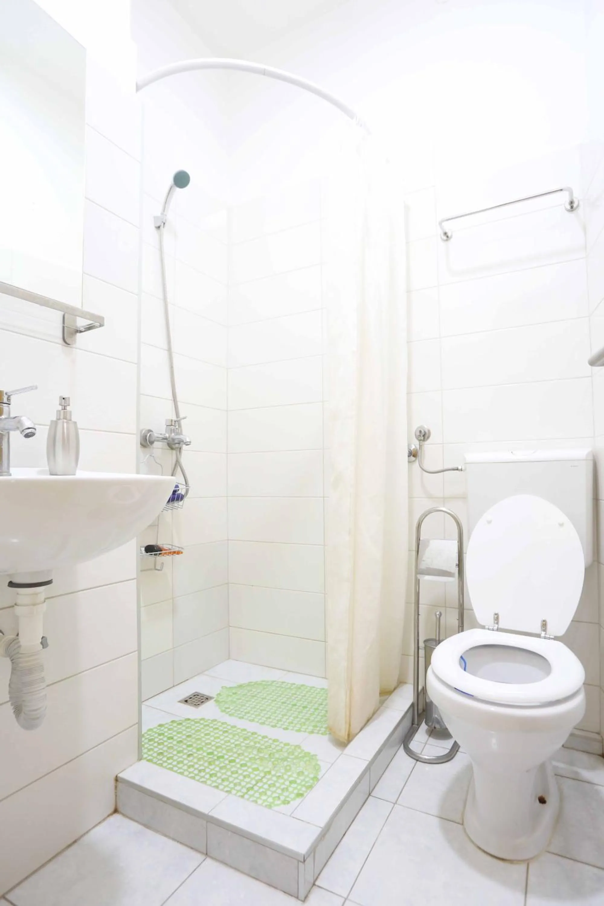 Shower in Pigeon Square Rooms