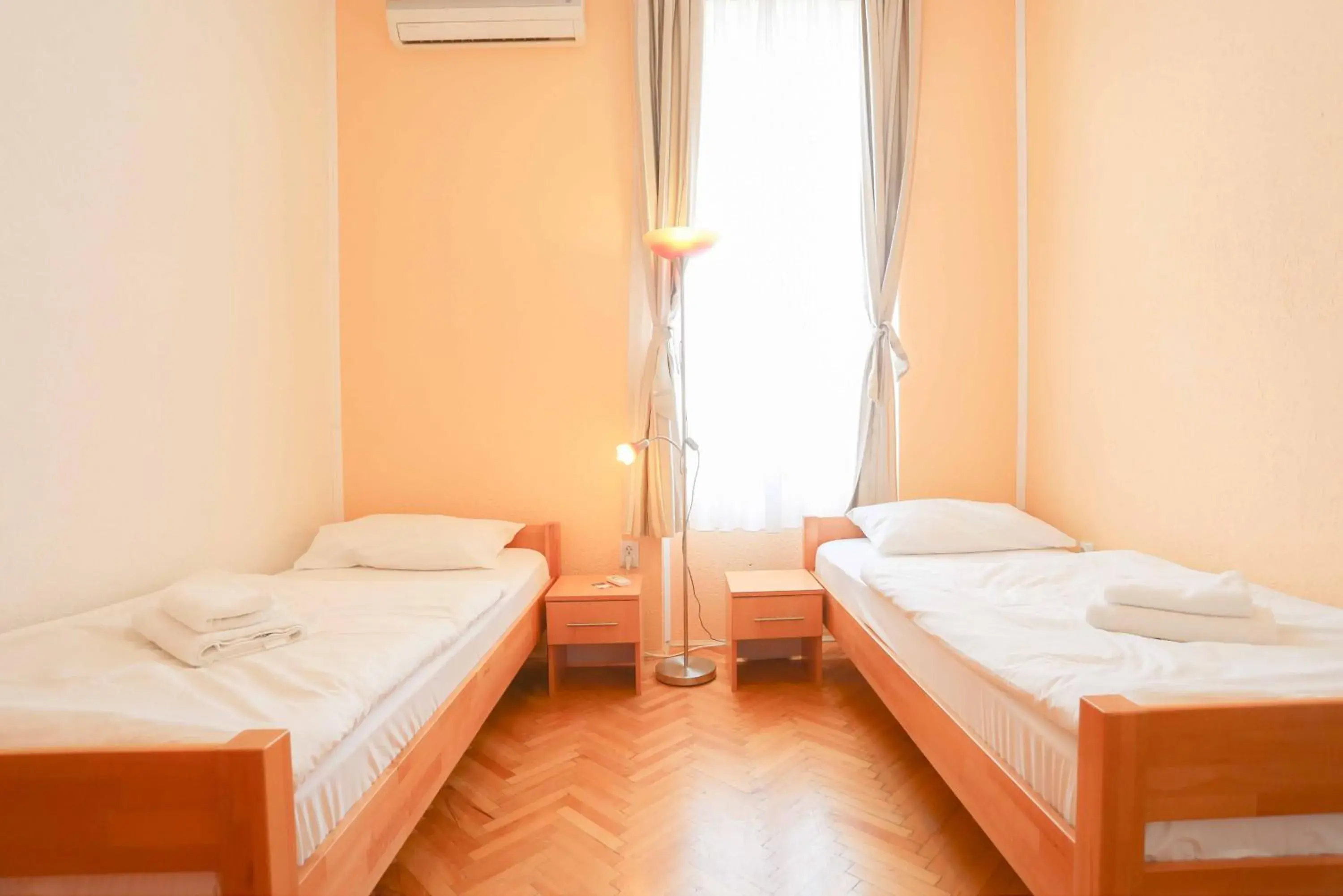 Standard Twin Room with Shared Bathroom in Pigeon Square Rooms Standard Twin Room with Shared Bathroom in Pigeon Square Rooms