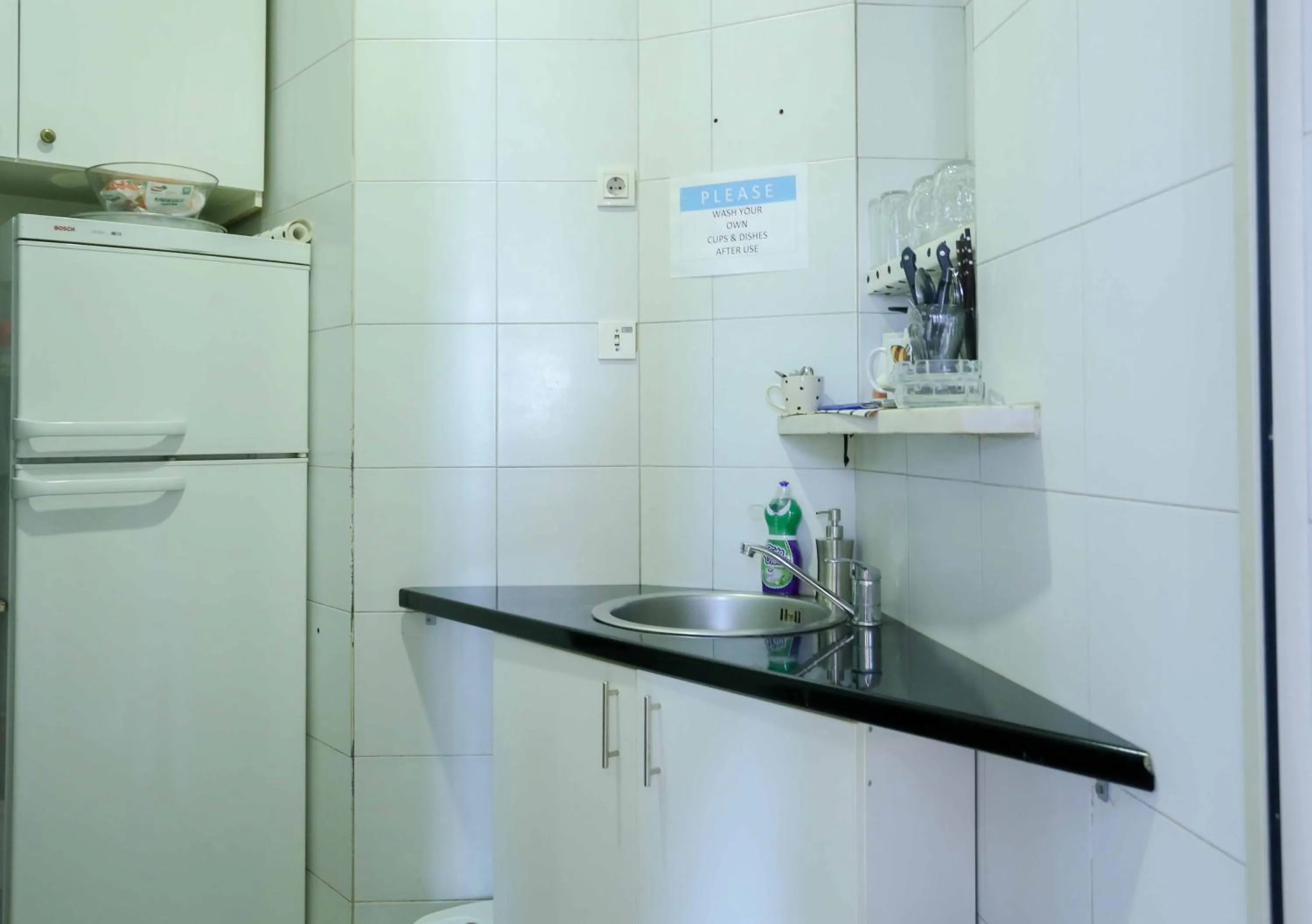 Communal kitchen in Pigeon Square Rooms