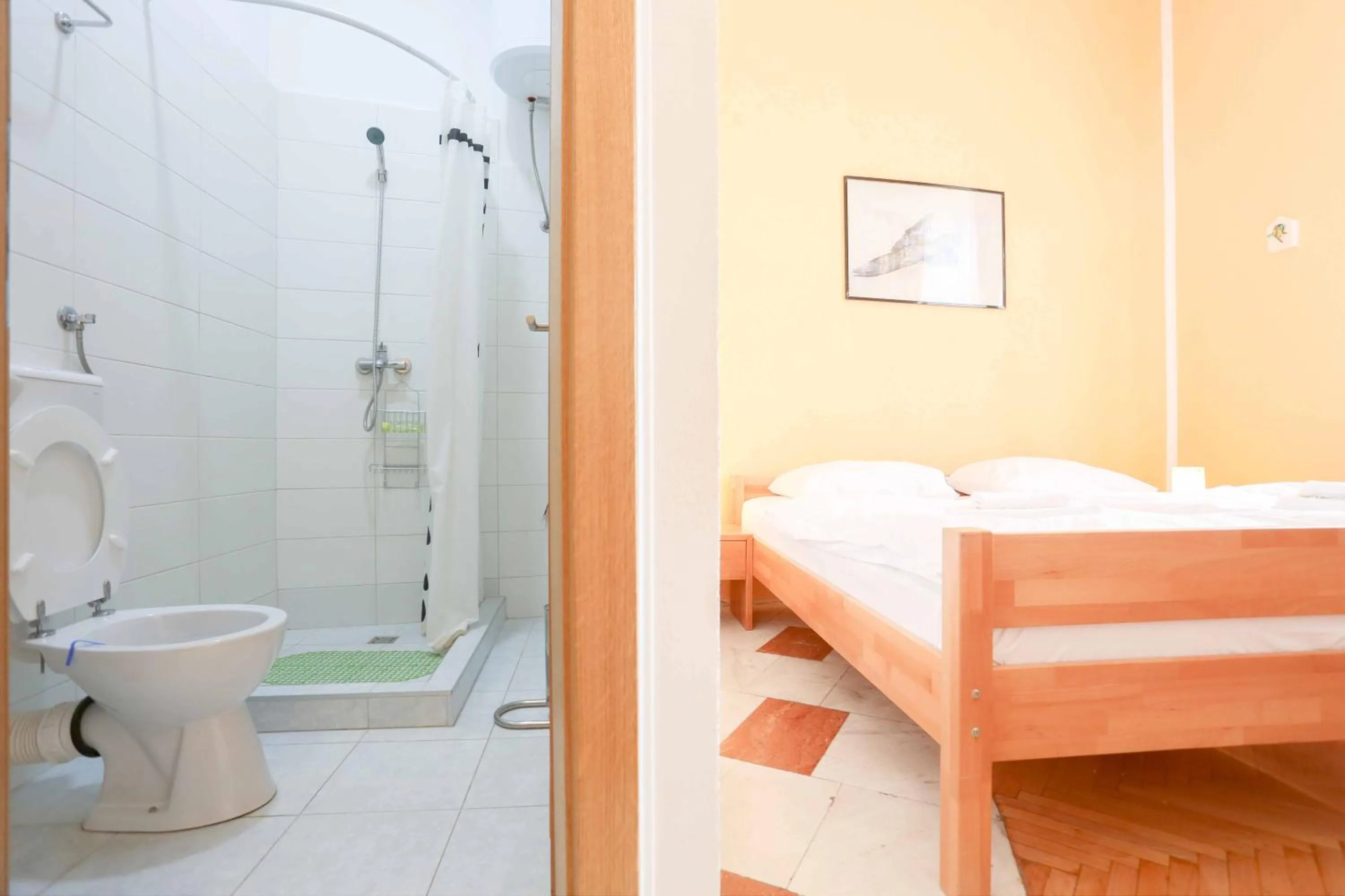 Shower in Pigeon Square Rooms