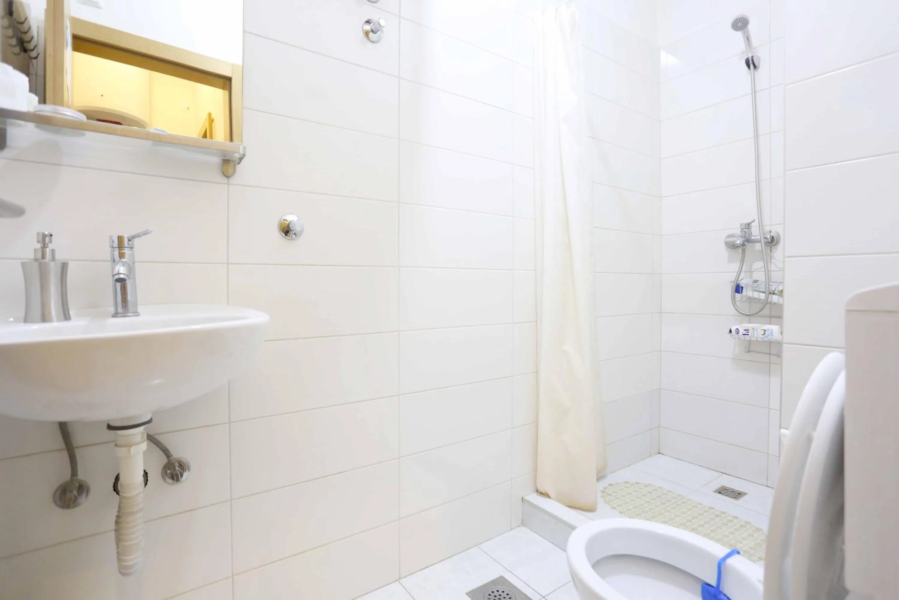 Shower in Pigeon Square Rooms