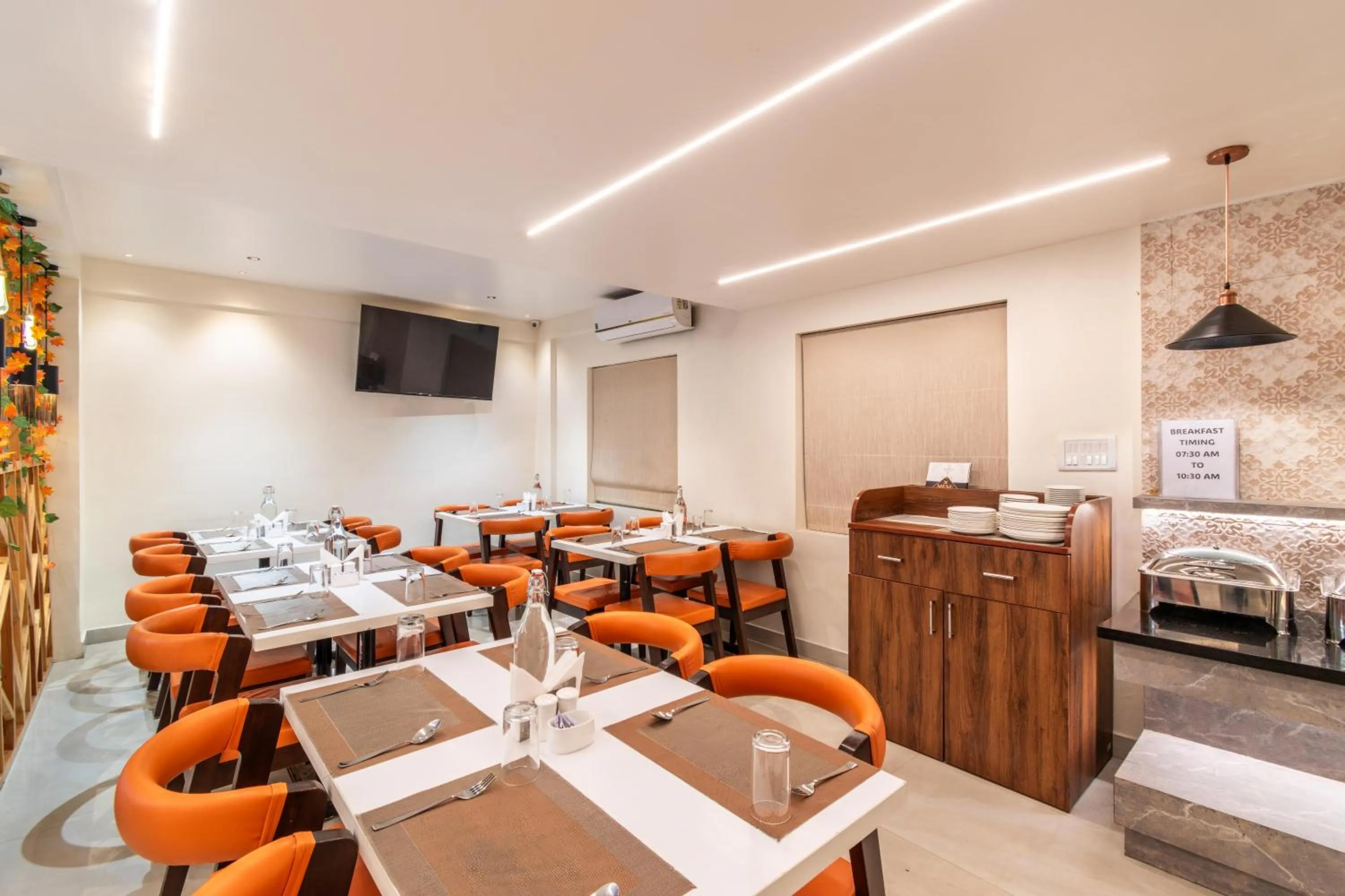 Restaurant/places to eat in Triton Suites By Bestinn Leisure