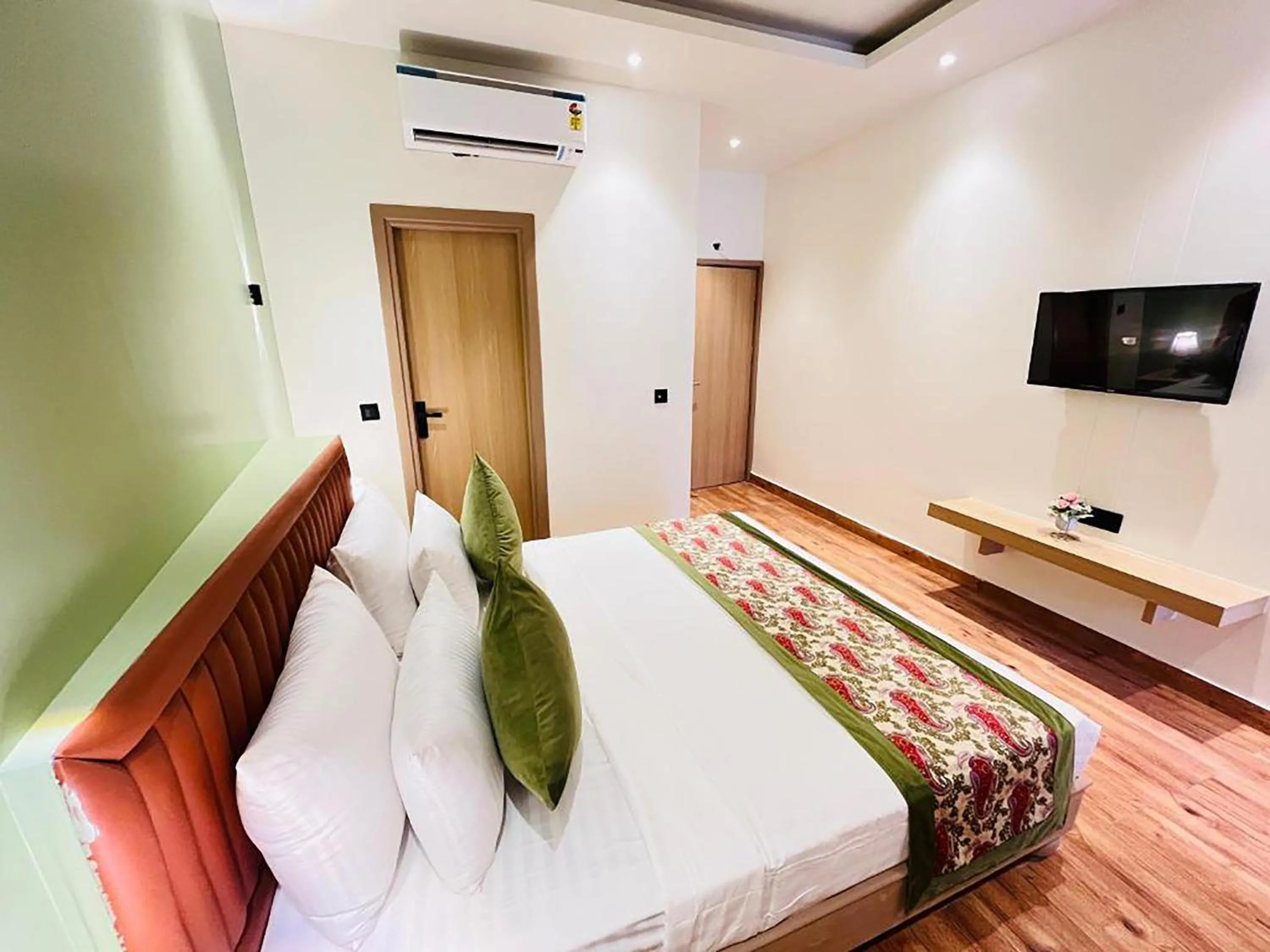 Communal lounge/ TV room in Hotel Punj E Tara Anand Vihar Vaishali Ghaziabad