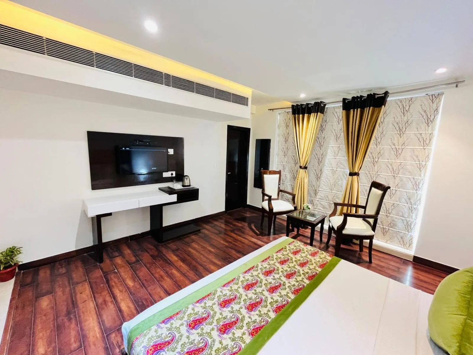 Communal lounge/ TV room in Hotel Grand Stay