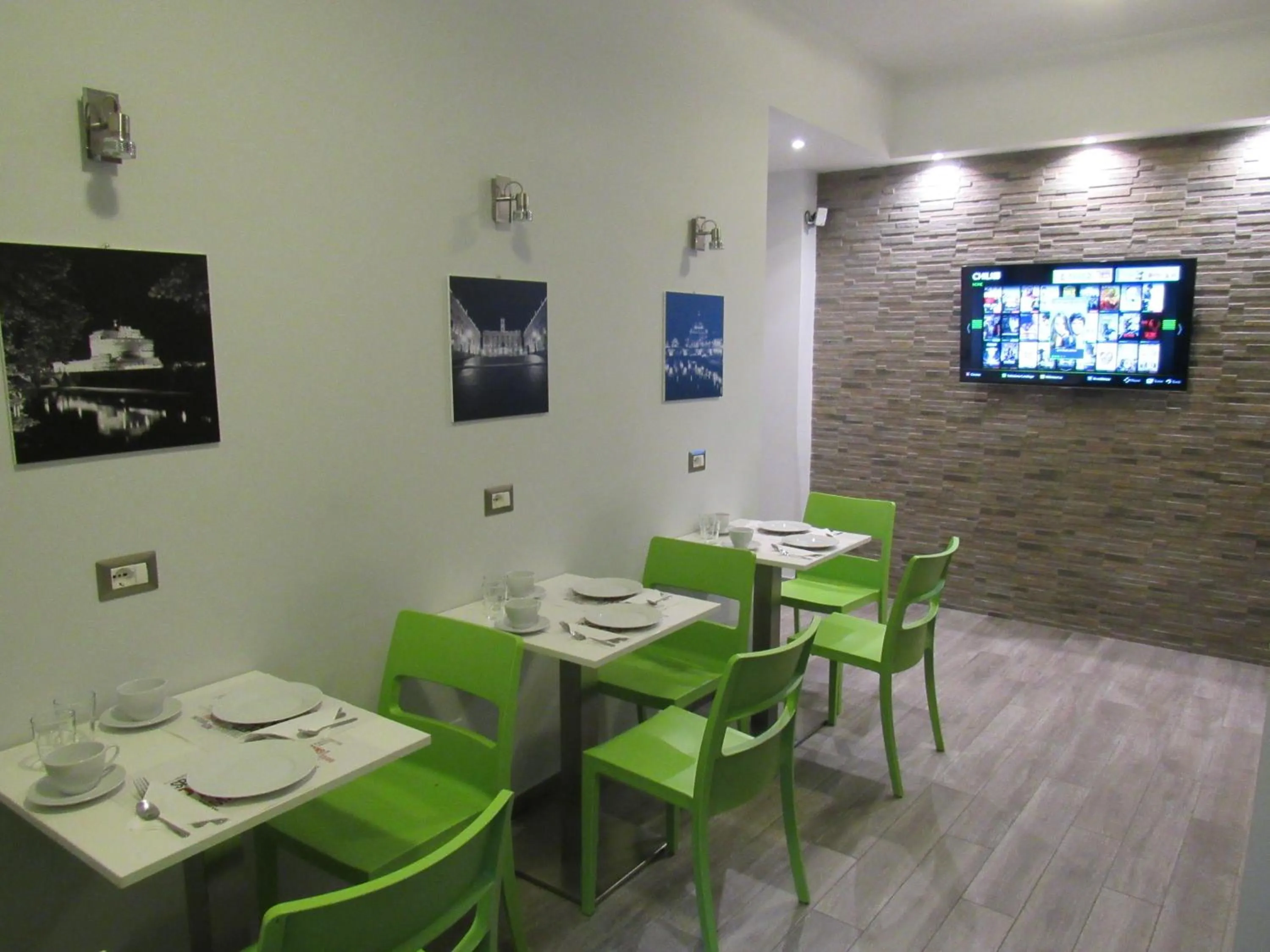 Communal lounge/ TV room, Restaurant/Places to Eat in Pianeta Roma