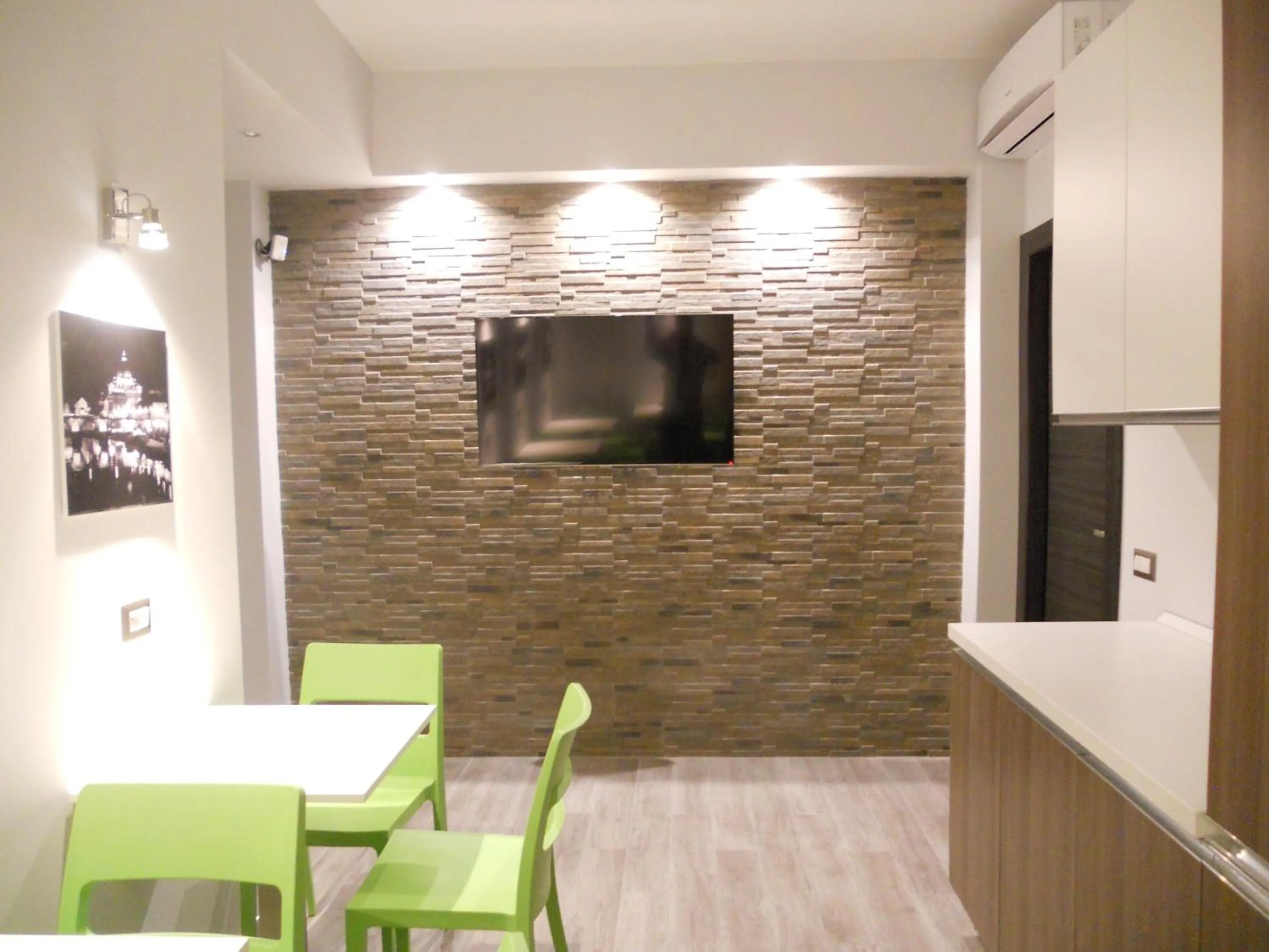 Staff, TV/Entertainment Center in Pianeta Roma