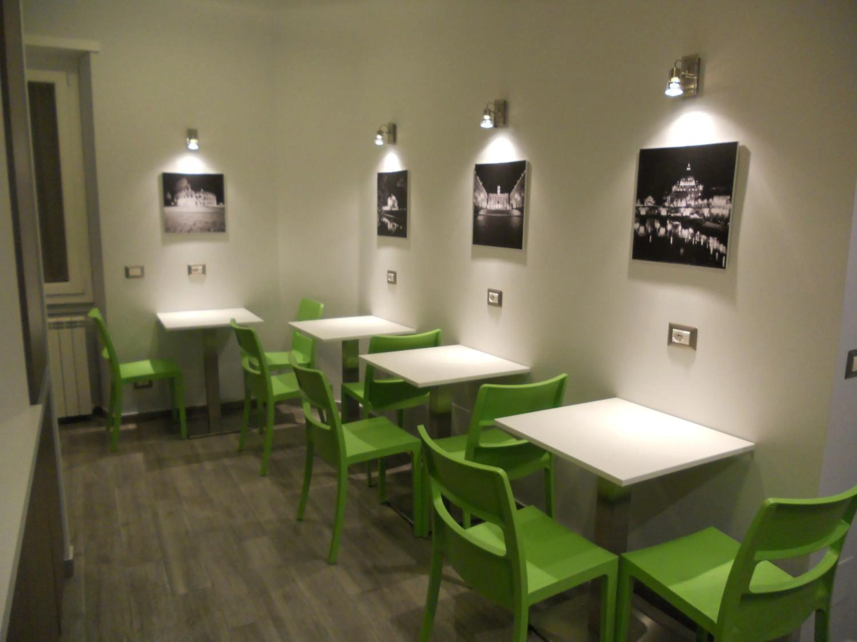 Communal lounge/ TV room, Restaurant/Places to Eat in Pianeta Roma